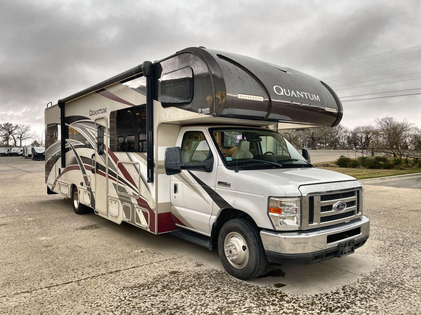 2018 THOR QUANTUM LF31 (1FDXE4FS5JD) , Length: 32.58 ft. | Gross Weight: 14,500 lbs. transmission, located at 4319 N Main St, Cleburne, TX, 76033, (817) 678-5133, 32.385960, -97.391212 - The 2018 Thor Quantum LF31 is a luxurious Class C motorhome that combines elegance with functionality, designed to enhance your road trips and adventures. With a length of 32.58 ft., a width of 8.25 ft., and a height of 11.08 ft., it provides a spacious interior. It features an interior height of 7 - Photo#23