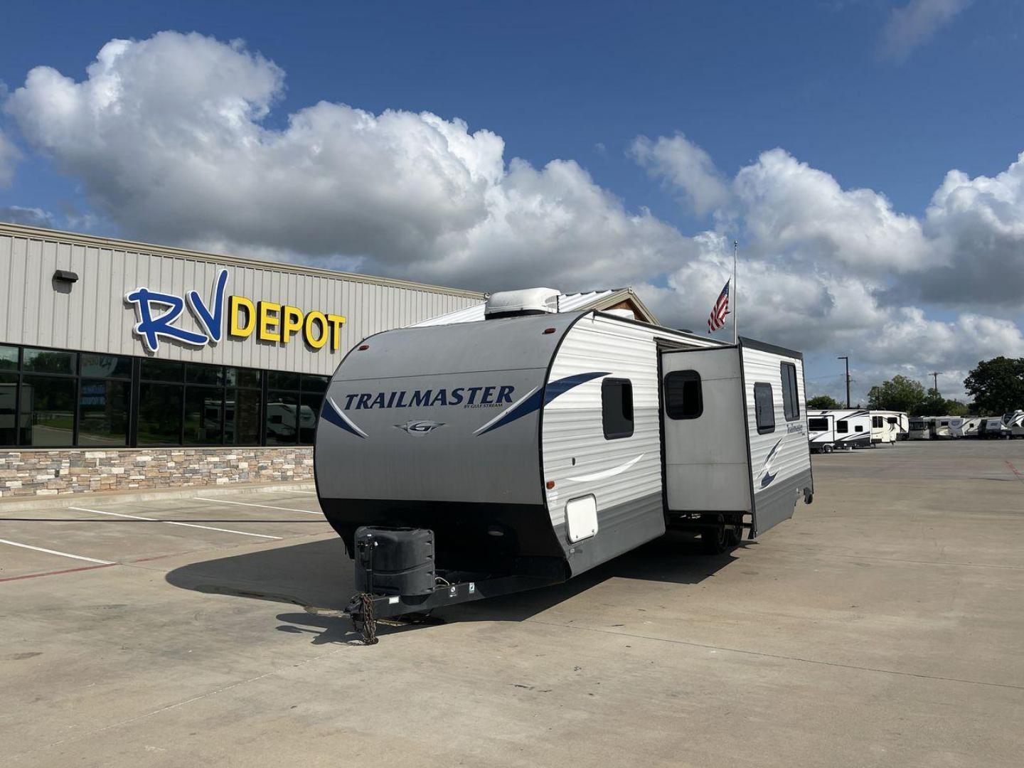 2018 GRAY TRAILMASTER 301TB - (1NL1G3428J1) , Length: 33.58 ft. | Dry Weight: 6,845 lbs. | Slides: 1 transmission, located at 4319 N Main St, Cleburne, TX, 76033, (817) 678-5133, 32.385960, -97.391212 - The 2018 Trailmaster 301TB Travel Trailer is the perfect balance of space and comfort for friends and families looking to hit the road for memorable adventures. Measuring 33.58 feet long and with a dry weight of 6,845 lbs, this travel trailer is spacious and light enough to tow comfortably. The layo - Photo#0