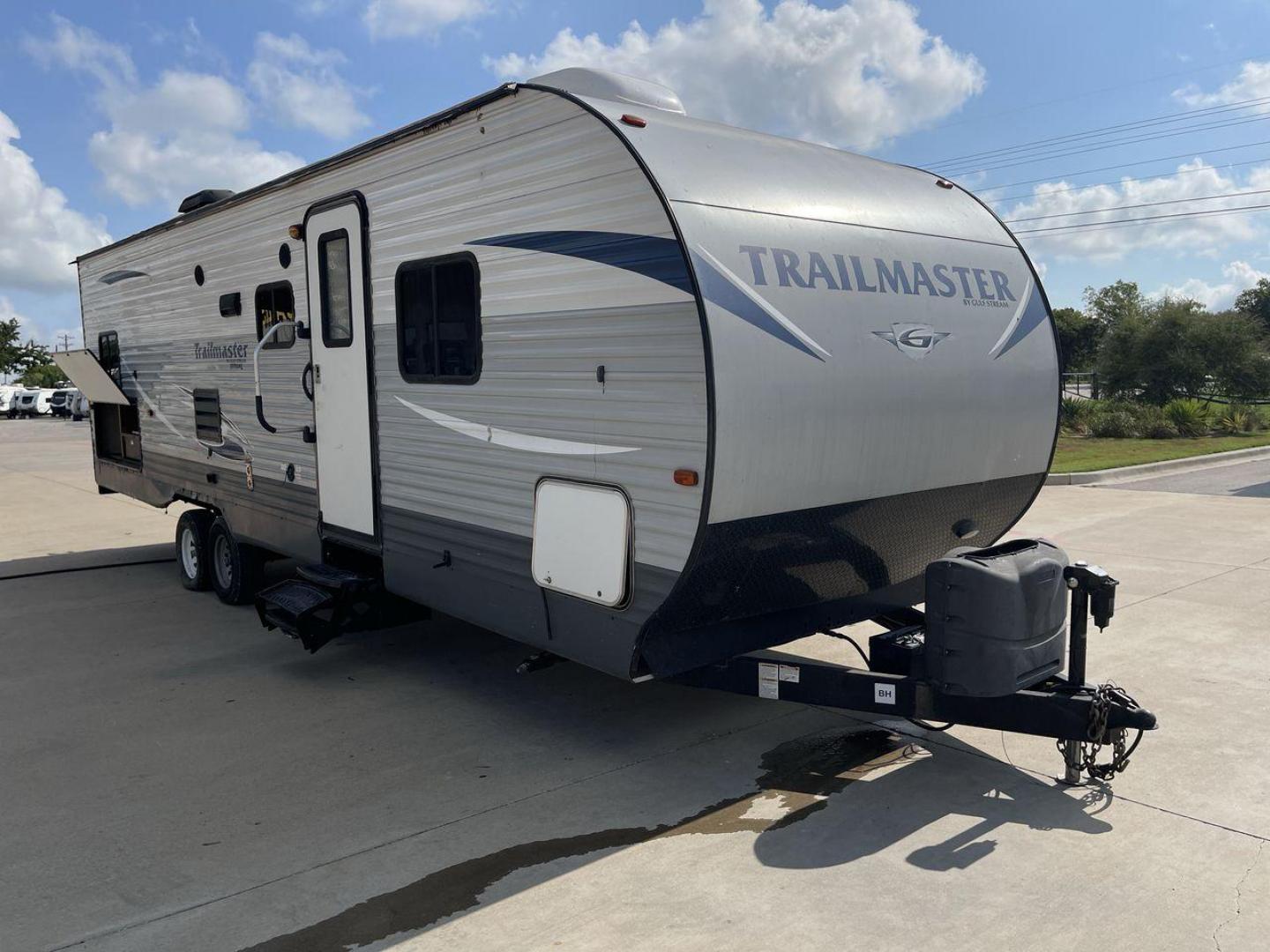 2018 GRAY TRAILMASTER 301TB - (1NL1G3428J1) , Length: 33.58 ft. | Dry Weight: 6,845 lbs. | Slides: 1 transmission, located at 4319 N Main St, Cleburne, TX, 76033, (817) 678-5133, 32.385960, -97.391212 - The 2018 Trailmaster 301TB Travel Trailer is the perfect balance of space and comfort for friends and families looking to hit the road for memorable adventures. Measuring 33.58 feet long and with a dry weight of 6,845 lbs, this travel trailer is spacious and light enough to tow comfortably. The layo - Photo#23