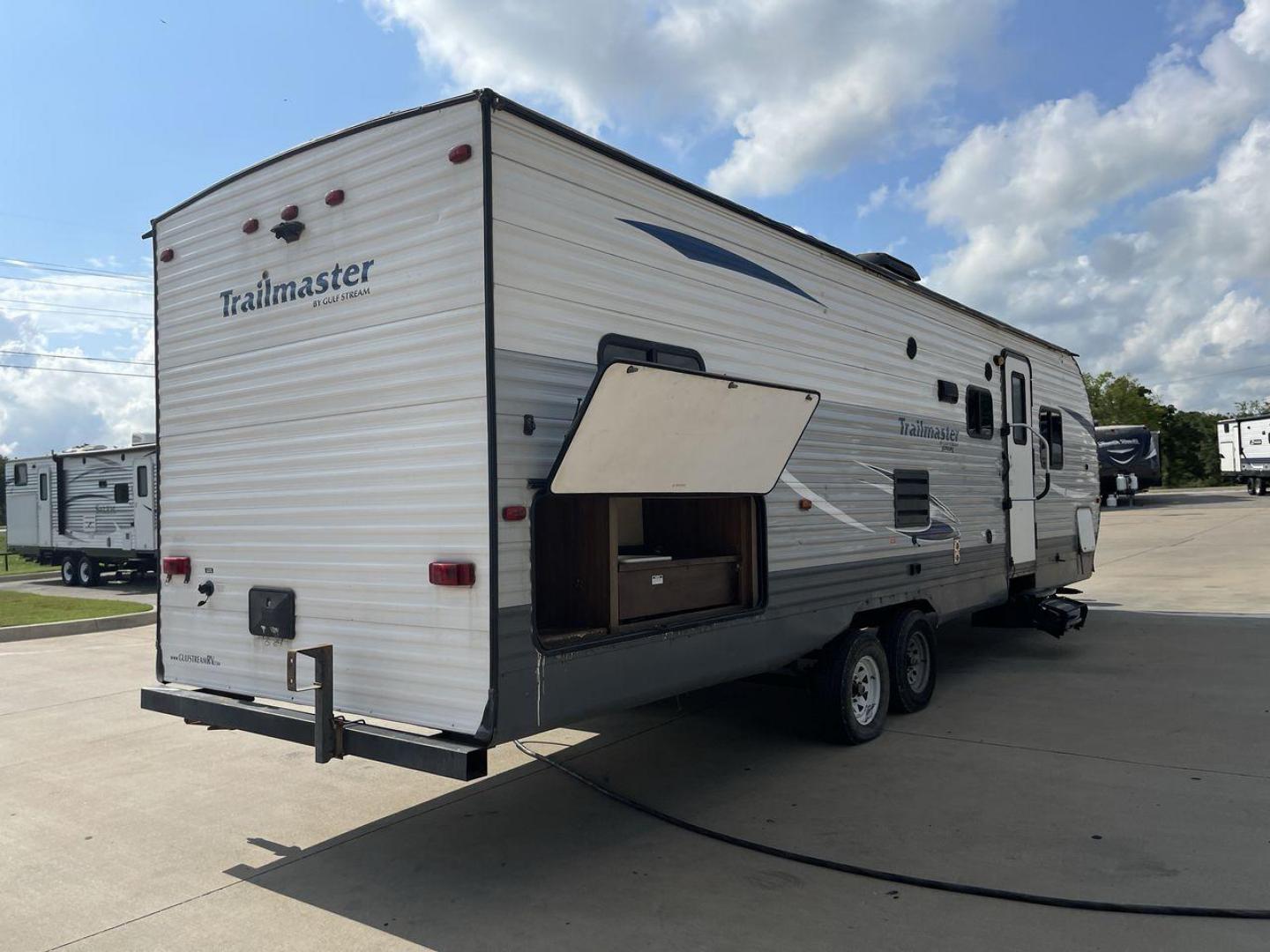 2018 GRAY TRAILMASTER 301TB - (1NL1G3428J1) , Length: 33.58 ft. | Dry Weight: 6,845 lbs. | Slides: 1 transmission, located at 4319 N Main St, Cleburne, TX, 76033, (817) 678-5133, 32.385960, -97.391212 - The 2018 Trailmaster 301TB Travel Trailer is the perfect balance of space and comfort for friends and families looking to hit the road for memorable adventures. Measuring 33.58 feet long and with a dry weight of 6,845 lbs, this travel trailer is spacious and light enough to tow comfortably. The layo - Photo#25