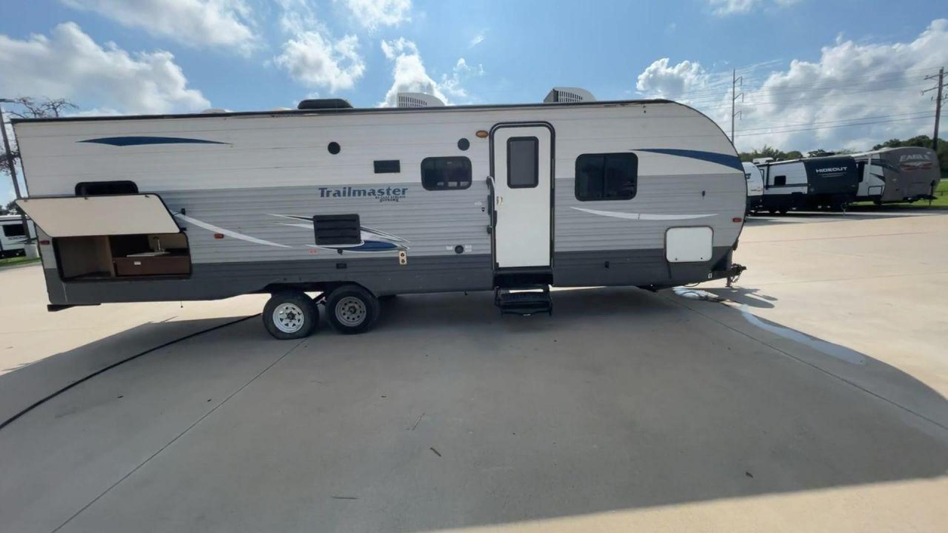 2018 GRAY TRAILMASTER 301TB - (1NL1G3428J1) , Length: 33.58 ft. | Dry Weight: 6,845 lbs. | Slides: 1 transmission, located at 4319 N Main St, Cleburne, TX, 76033, (817) 678-5133, 32.385960, -97.391212 - The 2018 Trailmaster 301TB Travel Trailer is the perfect balance of space and comfort for friends and families looking to hit the road for memorable adventures. Measuring 33.58 feet long and with a dry weight of 6,845 lbs, this travel trailer is spacious and light enough to tow comfortably. The layo - Photo#2