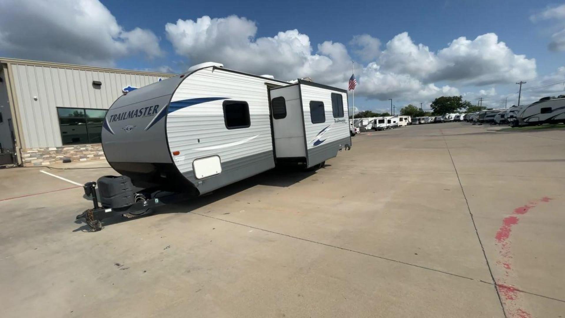 2018 GRAY TRAILMASTER 301TB - (1NL1G3428J1) , Length: 33.58 ft. | Dry Weight: 6,845 lbs. | Slides: 1 transmission, located at 4319 N Main St, Cleburne, TX, 76033, (817) 678-5133, 32.385960, -97.391212 - The 2018 Trailmaster 301TB Travel Trailer is the perfect balance of space and comfort for friends and families looking to hit the road for memorable adventures. Measuring 33.58 feet long and with a dry weight of 6,845 lbs, this travel trailer is spacious and light enough to tow comfortably. The layo - Photo#5