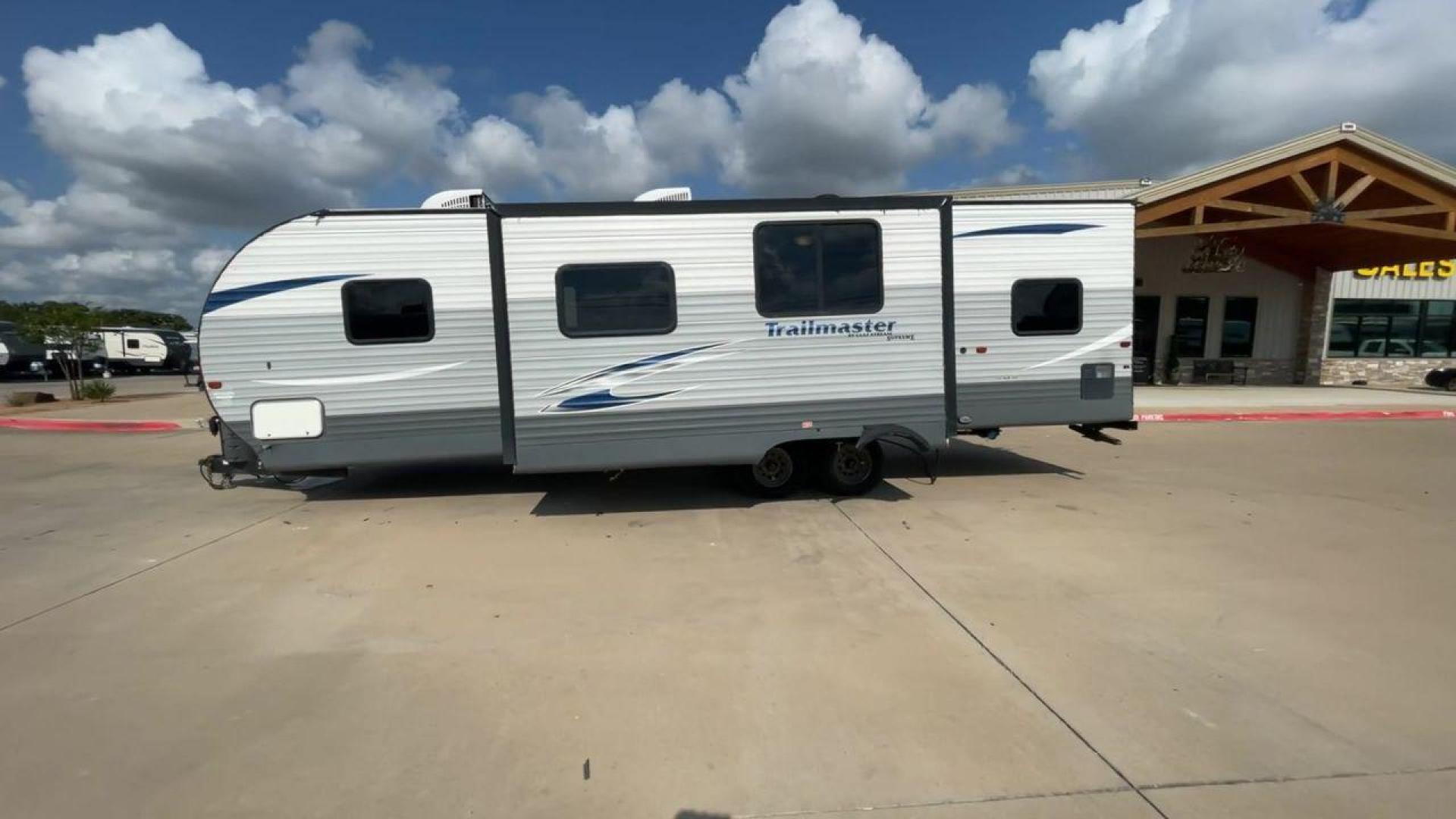 2018 GRAY TRAILMASTER 301TB - (1NL1G3428J1) , Length: 33.58 ft. | Dry Weight: 6,845 lbs. | Slides: 1 transmission, located at 4319 N Main St, Cleburne, TX, 76033, (817) 678-5133, 32.385960, -97.391212 - The 2018 Trailmaster 301TB Travel Trailer is the perfect balance of space and comfort for friends and families looking to hit the road for memorable adventures. Measuring 33.58 feet long and with a dry weight of 6,845 lbs, this travel trailer is spacious and light enough to tow comfortably. The layo - Photo#6