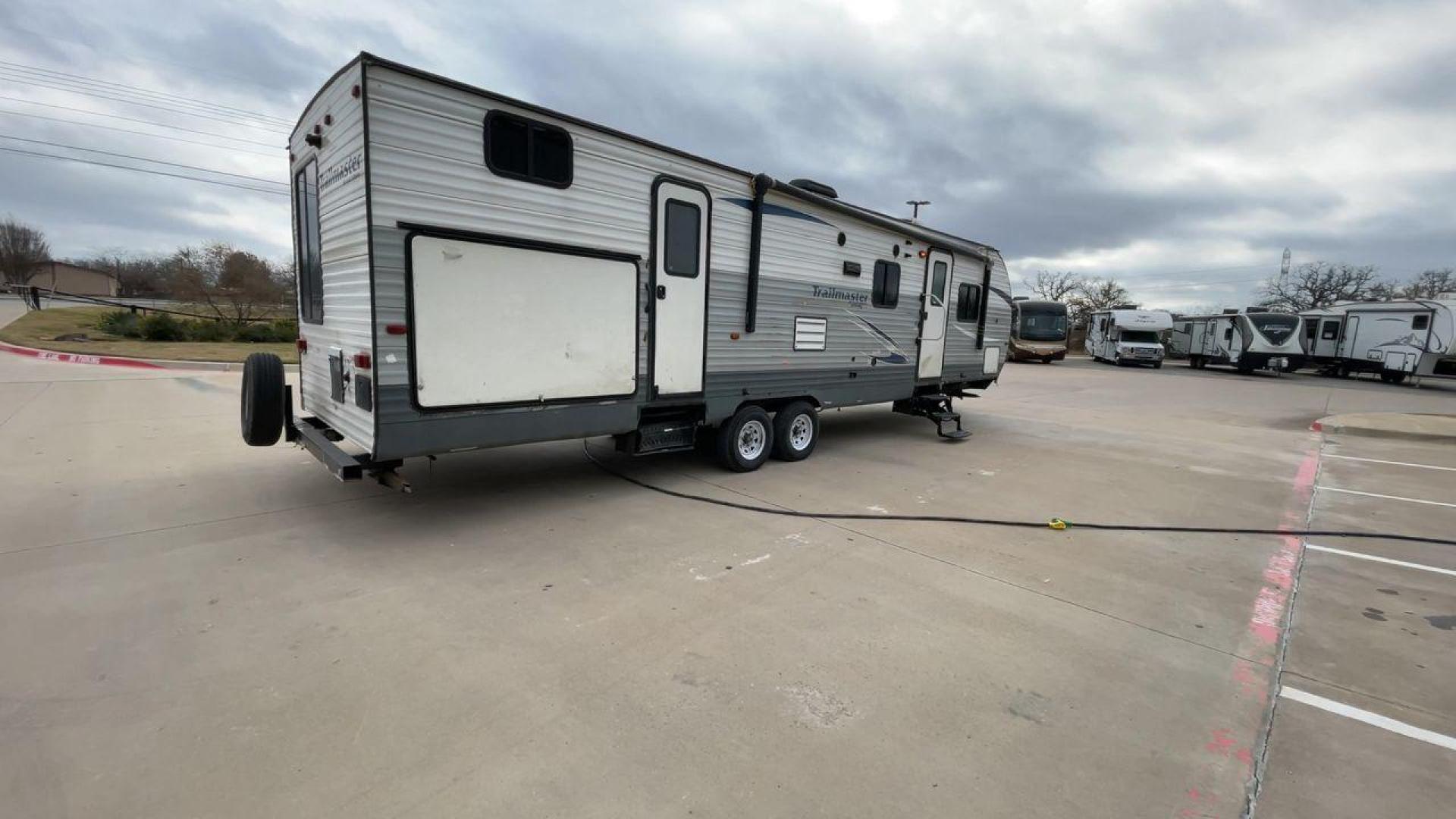 2018 TRAILMASTER 321TBS - (1NL1G372XJ1) , Length: 35.67 ft. | Dry Weight: 7,506 lbs. | Slides: 2 transmission, located at 4319 N Main St, Cleburne, TX, 76033, (817) 678-5133, 32.385960, -97.391212 - The 2018 Trailmaster 321TBS Travel Trailer is a family-friendly RV designed to provide comfort and convenience for all your camping adventures. Measuring 35.67 ft. in length, 8 ft. in width, and 10.75 ft. in height, this travel trailer offers a spacious interior with thoughtful features. It has a dr - Photo#1