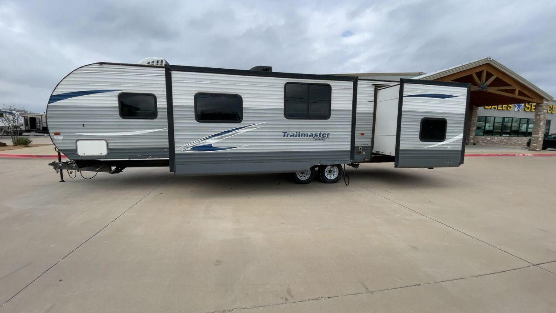 2018 TRAILMASTER 321TBS - (1NL1G372XJ1) , Length: 35.67 ft. | Dry Weight: 7,506 lbs. | Slides: 2 transmission, located at 4319 N Main St, Cleburne, TX, 76033, (817) 678-5133, 32.385960, -97.391212 - The 2018 Trailmaster 321TBS Travel Trailer is a family-friendly RV designed to provide comfort and convenience for all your camping adventures. Measuring 35.67 ft. in length, 8 ft. in width, and 10.75 ft. in height, this travel trailer offers a spacious interior with thoughtful features. It has a dr - Photo#6