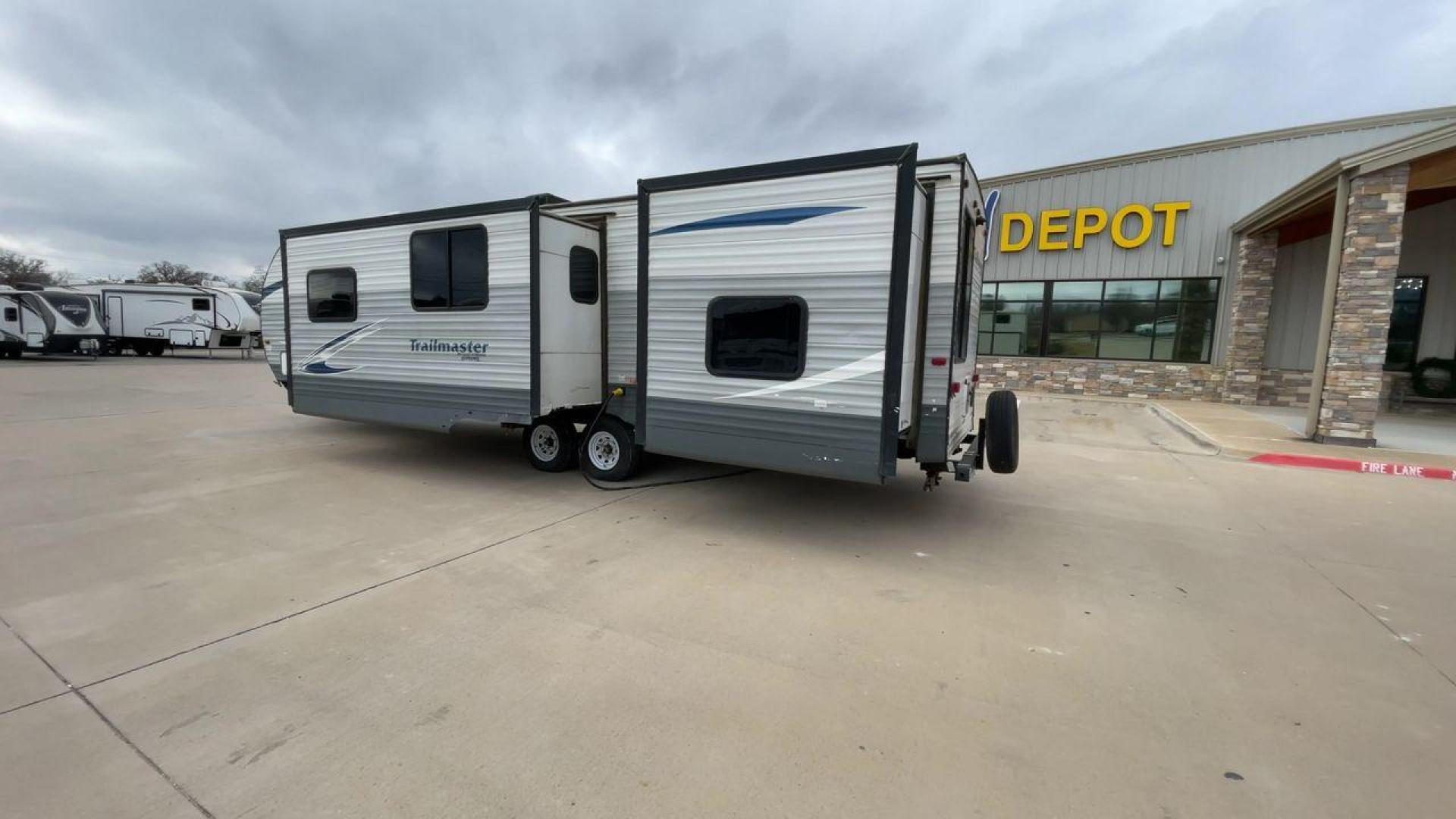 2018 TRAILMASTER 321TBS - (1NL1G372XJ1) , Length: 35.67 ft. | Dry Weight: 7,506 lbs. | Slides: 2 transmission, located at 4319 N Main St, Cleburne, TX, 76033, (817) 678-5133, 32.385960, -97.391212 - The 2018 Trailmaster 321TBS Travel Trailer is a family-friendly RV designed to provide comfort and convenience for all your camping adventures. Measuring 35.67 ft. in length, 8 ft. in width, and 10.75 ft. in height, this travel trailer offers a spacious interior with thoughtful features. It has a dr - Photo#7