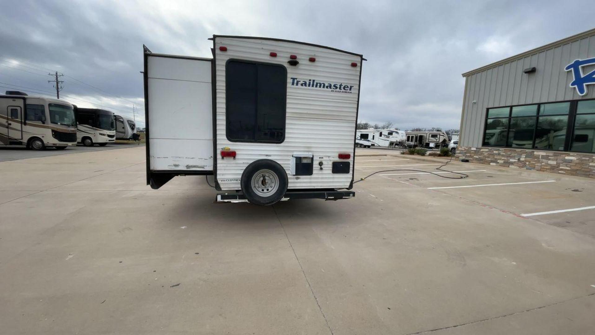 2018 TRAILMASTER 321TBS - (1NL1G372XJ1) , Length: 35.67 ft. | Dry Weight: 7,506 lbs. | Slides: 2 transmission, located at 4319 N Main St, Cleburne, TX, 76033, (817) 678-5133, 32.385960, -97.391212 - The 2018 Trailmaster 321TBS Travel Trailer is a family-friendly RV designed to provide comfort and convenience for all your camping adventures. Measuring 35.67 ft. in length, 8 ft. in width, and 10.75 ft. in height, this travel trailer offers a spacious interior with thoughtful features. It has a dr - Photo#8