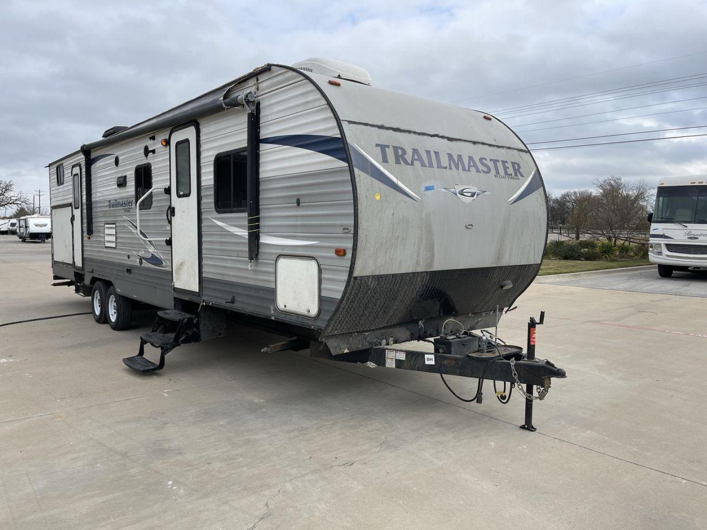 2018 TRAILMASTER 321TBS - (1NL1G372XJ1) , Length: 35.67 ft. | Dry Weight: 7,506 lbs. | Slides: 2 transmission, located at 4319 N Main St, Cleburne, TX, 76033, (817) 678-5133, 32.385960, -97.391212 - The 2018 Trailmaster 321TBS Travel Trailer is a family-friendly RV designed to provide comfort and convenience for all your camping adventures. Measuring 35.67 ft. in length, 8 ft. in width, and 10.75 ft. in height, this travel trailer offers a spacious interior with thoughtful features. It has a dr - Photo#22