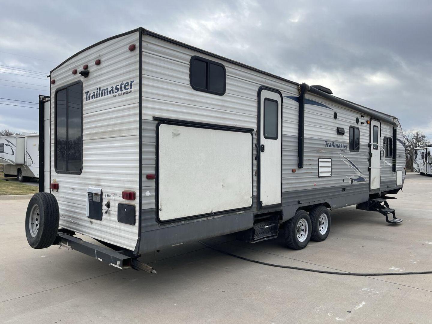 2018 TRAILMASTER 321TBS - (1NL1G372XJ1) , Length: 35.67 ft. | Dry Weight: 7,506 lbs. | Slides: 2 transmission, located at 4319 N Main St, Cleburne, TX, 76033, (817) 678-5133, 32.385960, -97.391212 - The 2018 Trailmaster 321TBS Travel Trailer is a family-friendly RV designed to provide comfort and convenience for all your camping adventures. Measuring 35.67 ft. in length, 8 ft. in width, and 10.75 ft. in height, this travel trailer offers a spacious interior with thoughtful features. It has a dr - Photo#24