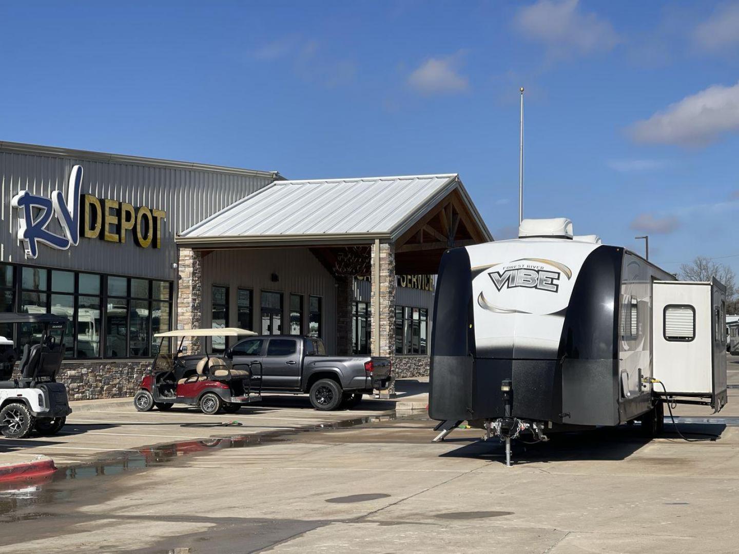 2018 TAN VIBE 268RKS (4X4TVBC26J4) , Length: 34.5 ft. | Dry Weight: 6,540 lbs. | Slides: 1 transmission, located at 4319 N Main St, Cleburne, TX, 76033, (817) 678-5133, 32.385960, -97.391212 - With the 2018 Vibe 268RKS Travel Trailer, you can experience both adventure and relaxation. This RV provides an ideal combination of ample space and easy maneuverability, making it a great choice for your travels. With the addition of one slide, this RV optimizes living space without compromising it - Photo#0