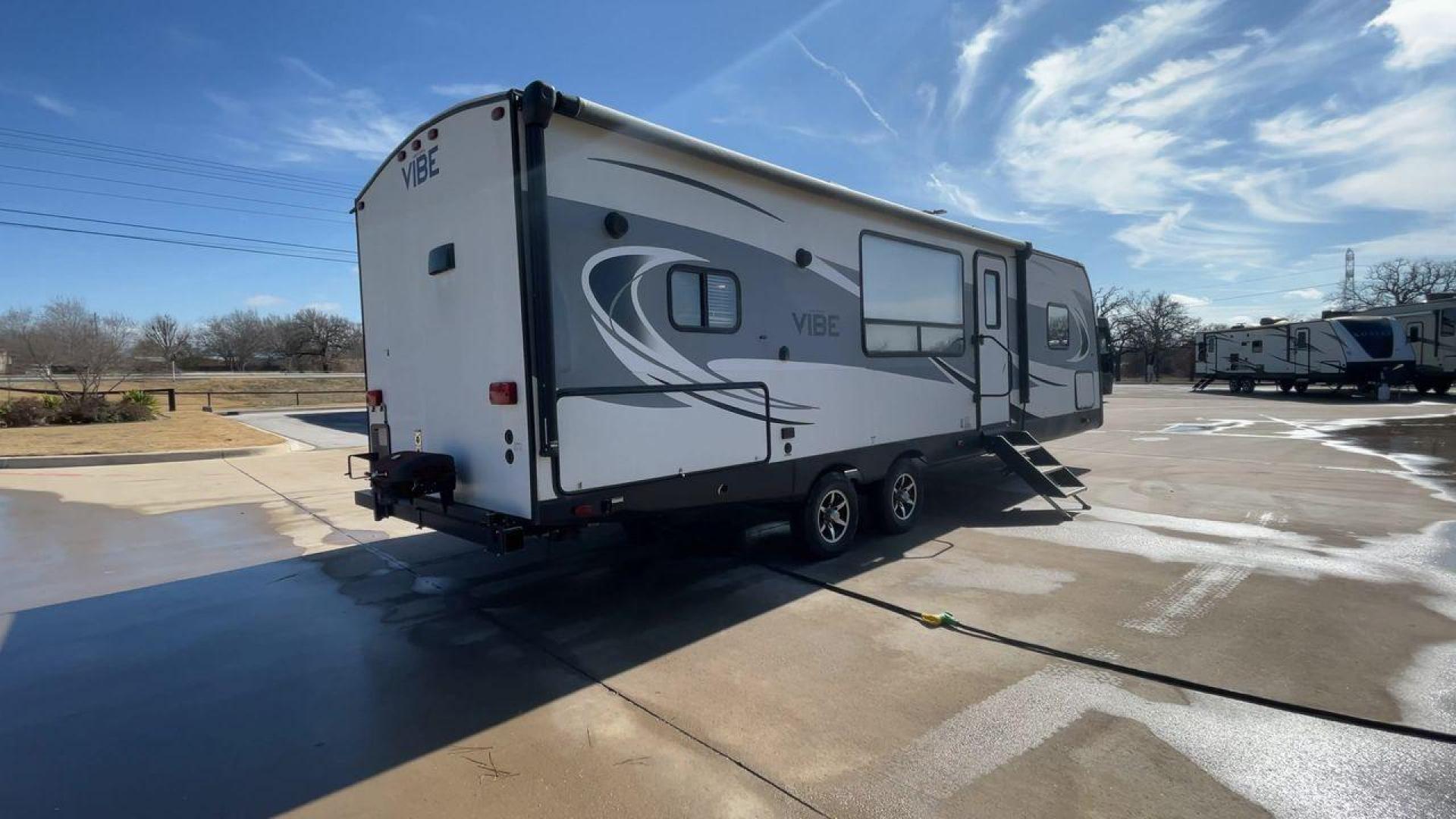 2018 TAN VIBE 268RKS (4X4TVBC26J4) , Length: 34.5 ft. | Dry Weight: 6,540 lbs. | Slides: 1 transmission, located at 4319 N Main St, Cleburne, TX, 76033, (817) 678-5133, 32.385960, -97.391212 - With the 2018 Vibe 268RKS Travel Trailer, you can experience both adventure and relaxation. This RV provides an ideal combination of ample space and easy maneuverability, making it a great choice for your travels. With the addition of one slide, this RV optimizes living space without compromising it - Photo#1