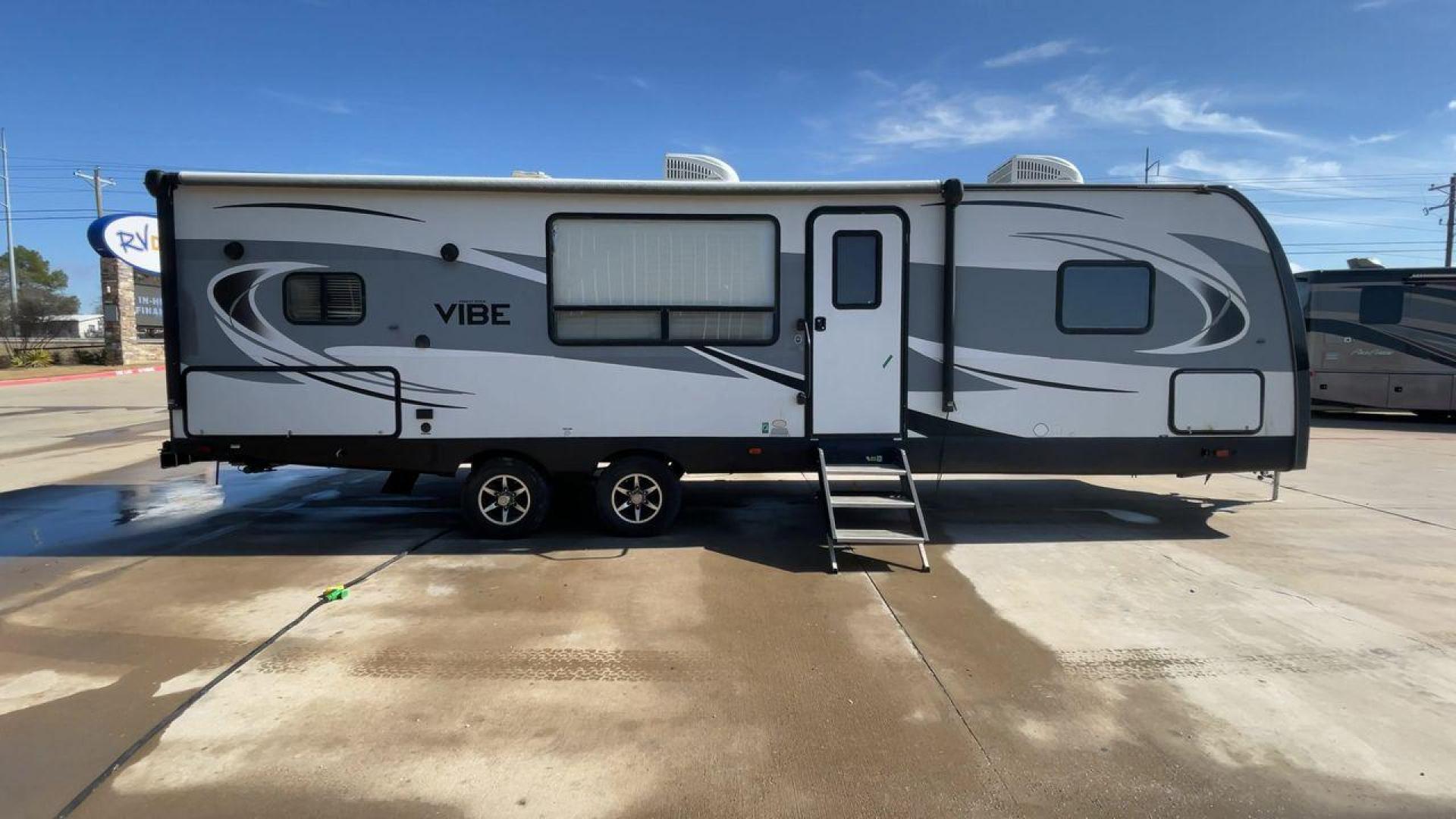 2018 TAN VIBE 268RKS (4X4TVBC26J4) , Length: 34.5 ft. | Dry Weight: 6,540 lbs. | Slides: 1 transmission, located at 4319 N Main St, Cleburne, TX, 76033, (817) 678-5133, 32.385960, -97.391212 - With the 2018 Vibe 268RKS Travel Trailer, you can experience both adventure and relaxation. This RV provides an ideal combination of ample space and easy maneuverability, making it a great choice for your travels. With the addition of one slide, this RV optimizes living space without compromising it - Photo#2