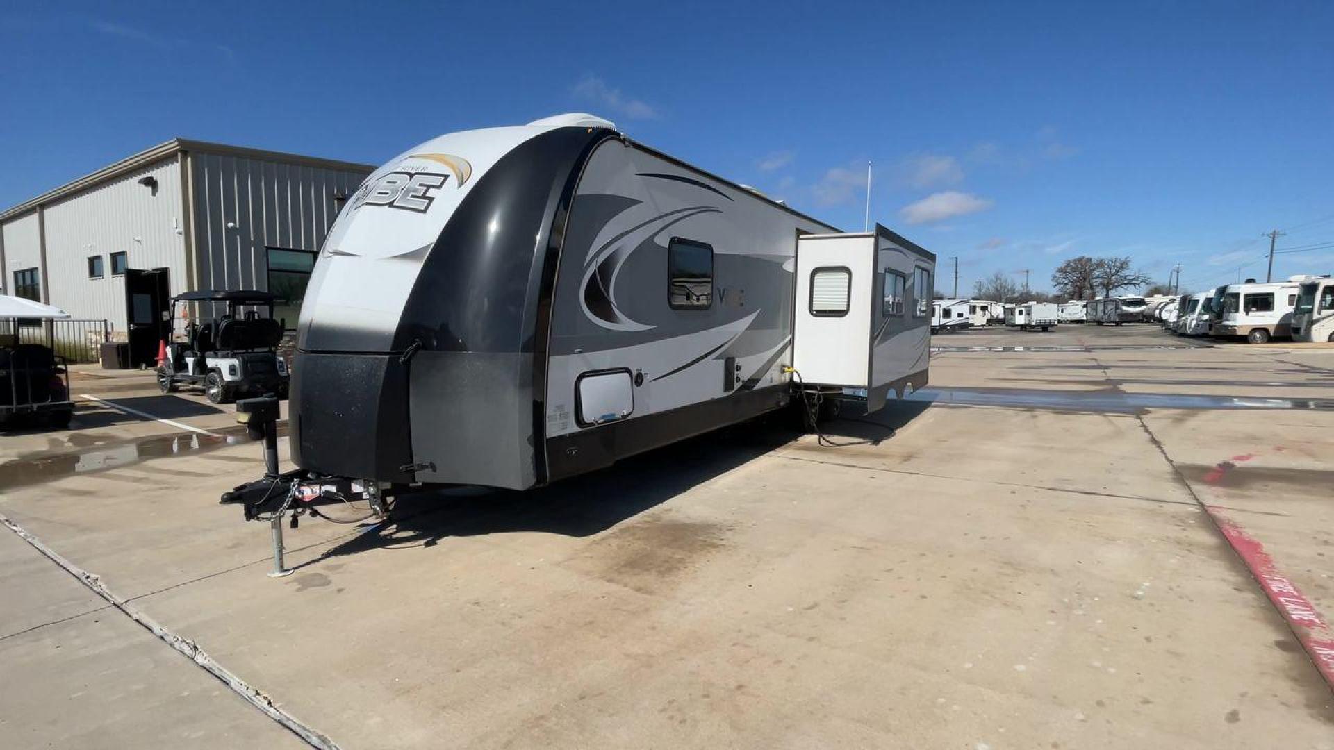 2018 TAN VIBE 268RKS (4X4TVBC26J4) , Length: 34.5 ft. | Dry Weight: 6,540 lbs. | Slides: 1 transmission, located at 4319 N Main St, Cleburne, TX, 76033, (817) 678-5133, 32.385960, -97.391212 - With the 2018 Vibe 268RKS Travel Trailer, you can experience both adventure and relaxation. This RV provides an ideal combination of ample space and easy maneuverability, making it a great choice for your travels. With the addition of one slide, this RV optimizes living space without compromising it - Photo#5