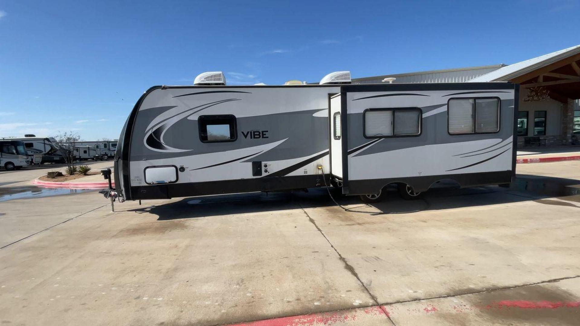 2018 TAN VIBE 268RKS (4X4TVBC26J4) , Length: 34.5 ft. | Dry Weight: 6,540 lbs. | Slides: 1 transmission, located at 4319 N Main St, Cleburne, TX, 76033, (817) 678-5133, 32.385960, -97.391212 - With the 2018 Vibe 268RKS Travel Trailer, you can experience both adventure and relaxation. This RV provides an ideal combination of ample space and easy maneuverability, making it a great choice for your travels. With the addition of one slide, this RV optimizes living space without compromising it - Photo#6