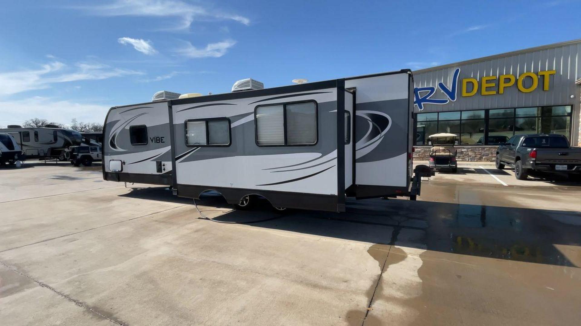 2018 TAN VIBE 268RKS (4X4TVBC26J4) , Length: 34.5 ft. | Dry Weight: 6,540 lbs. | Slides: 1 transmission, located at 4319 N Main St, Cleburne, TX, 76033, (817) 678-5133, 32.385960, -97.391212 - With the 2018 Vibe 268RKS Travel Trailer, you can experience both adventure and relaxation. This RV provides an ideal combination of ample space and easy maneuverability, making it a great choice for your travels. With the addition of one slide, this RV optimizes living space without compromising it - Photo#7