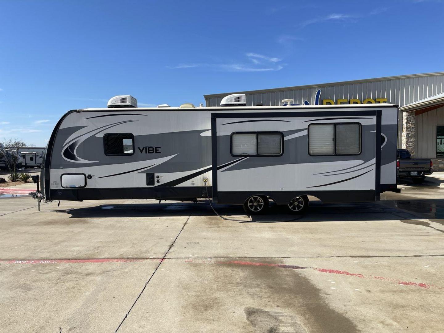 2018 TAN VIBE 268RKS (4X4TVBC26J4) , Length: 34.5 ft. | Dry Weight: 6,540 lbs. | Slides: 1 transmission, located at 4319 N Main St, Cleburne, TX, 76033, (817) 678-5133, 32.385960, -97.391212 - With the 2018 Vibe 268RKS Travel Trailer, you can experience both adventure and relaxation. This RV provides an ideal combination of ample space and easy maneuverability, making it a great choice for your travels. With the addition of one slide, this RV optimizes living space without compromising it - Photo#23