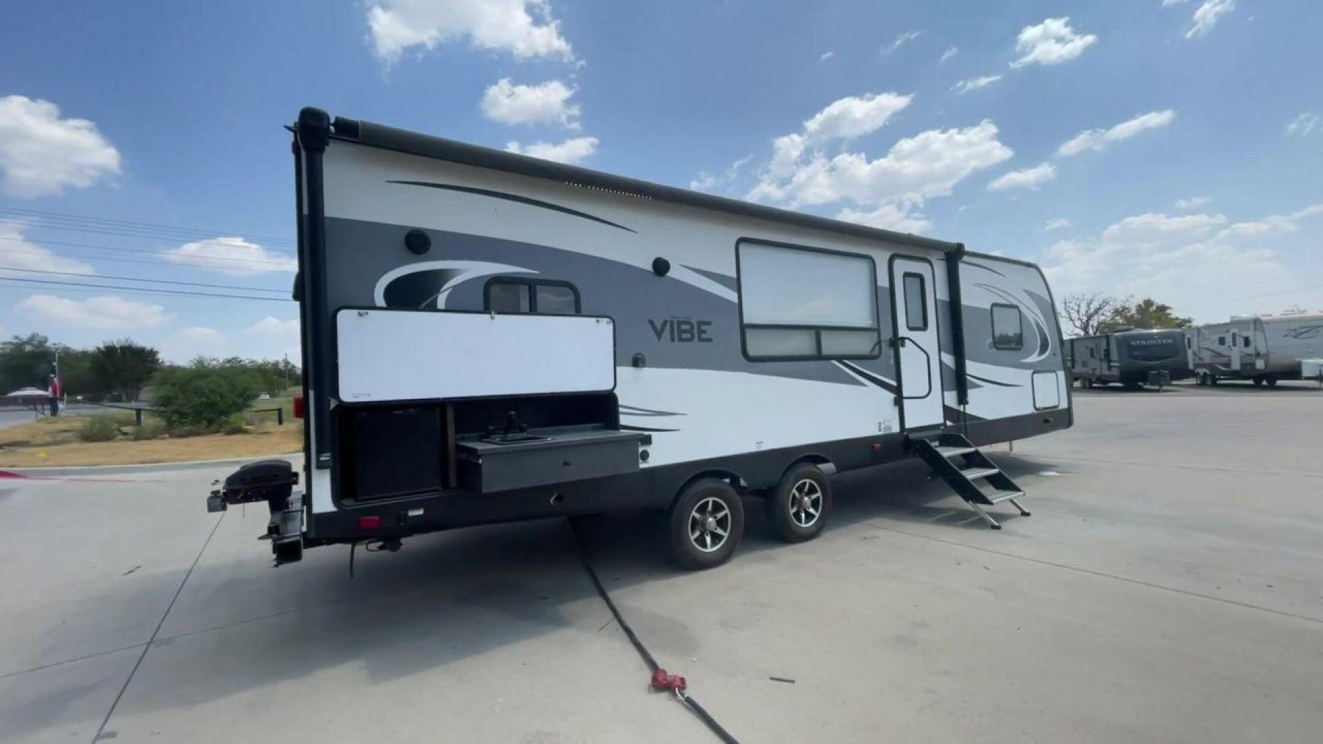 2018 TAN VIBE 268RKS (4X4TVBC26J4) , Length: 34.5 ft. | Dry Weight: 6,540 lbs. | Slides: 1 transmission, located at 4319 N Main St, Cleburne, TX, 76033, (817) 678-5133, 32.385960, -97.391212 - With the 2018 Vibe 268RKS Travel Trailer, you can experience both adventure and relaxation. This RV provides an ideal combination of ample space and easy maneuverability, making it a great choice for your travels. With the addition of one slide, this RV optimizes living space without compromising it - Photo#1