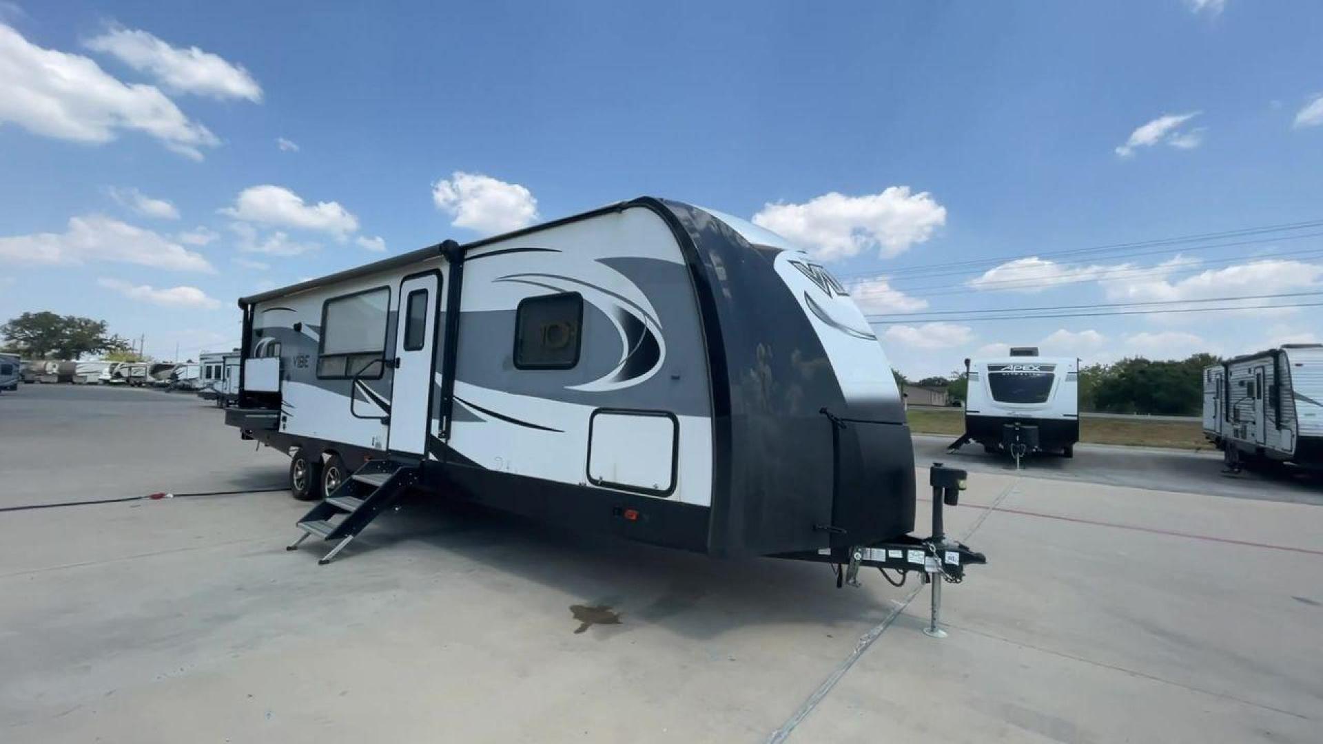 2018 TAN VIBE 268RKS (4X4TVBC26J4) , Length: 34.5 ft. | Dry Weight: 6,540 lbs. | Slides: 1 transmission, located at 4319 N Main St, Cleburne, TX, 76033, (817) 678-5133, 32.385960, -97.391212 - With the 2018 Vibe 268RKS Travel Trailer, you can experience both adventure and relaxation. This RV provides an ideal combination of ample space and easy maneuverability, making it a great choice for your travels. With the addition of one slide, this RV optimizes living space without compromising it - Photo#3