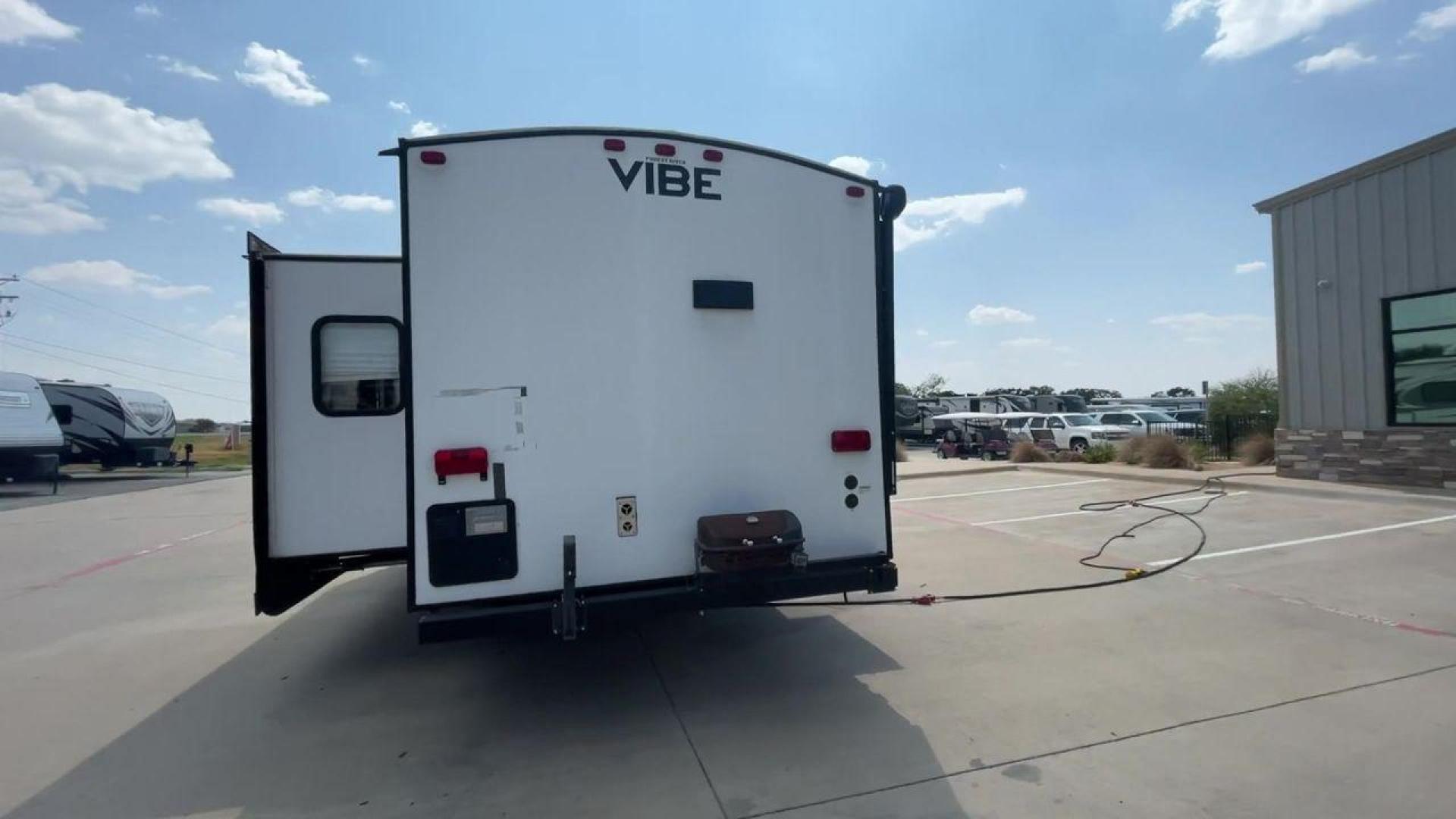 2018 TAN VIBE 268RKS (4X4TVBC26J4) , Length: 34.5 ft. | Dry Weight: 6,540 lbs. | Slides: 1 transmission, located at 4319 N Main St, Cleburne, TX, 76033, (817) 678-5133, 32.385960, -97.391212 - With the 2018 Vibe 268RKS Travel Trailer, you can experience both adventure and relaxation. This RV provides an ideal combination of ample space and easy maneuverability, making it a great choice for your travels. With the addition of one slide, this RV optimizes living space without compromising it - Photo#8