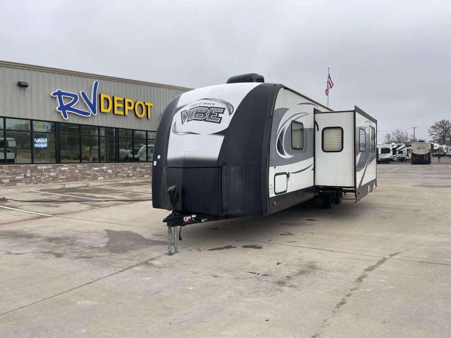 2018 VIBE 272 BHS (4X4TVBC28J4) , Length: 34.67 ft. | Dry Weight: 6,648 lbs. | Slides: 1 transmission, located at 4319 N Main St, Cleburne, TX, 76033, (817) 678-5133, 32.385960, -97.391212 - Introducing the 2018 VIBE 272 BHS, a finely built travel trailer that prioritizes comfort and convenience during your camping trips. This model has multiple entry doors for simple access; the main door opens immediately into the pleasant living room, while the secondary door provides direct access t - Photo#0