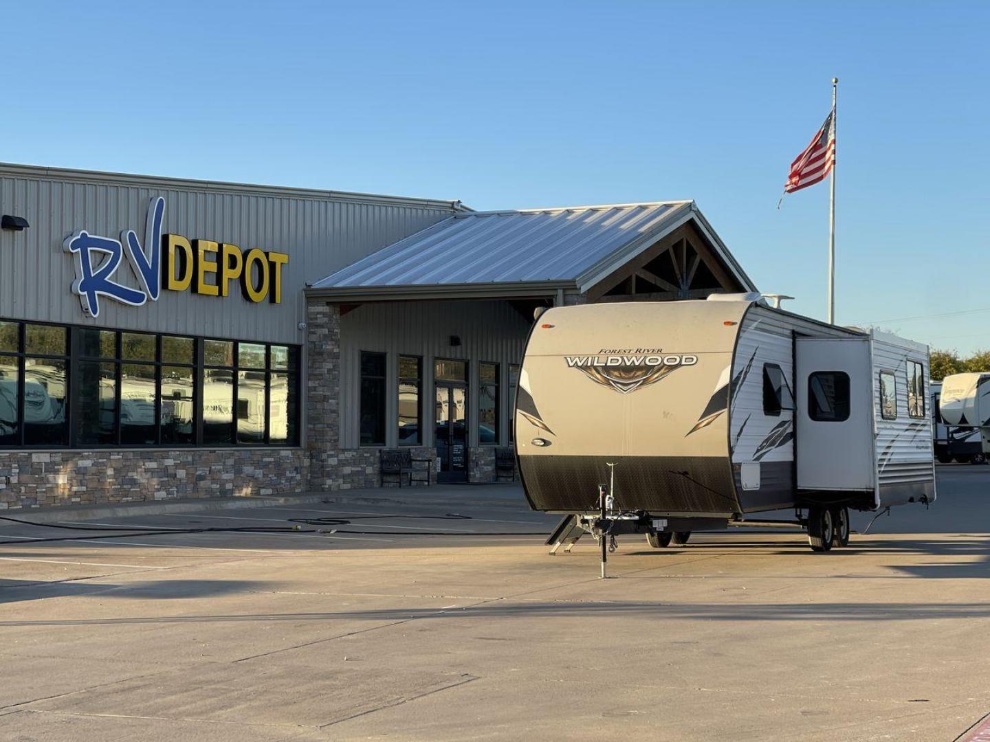 2018 TAN WILDWOOD 28DBUD (4X4TWDD29JA) , Length: 29.5 ft. | Dry Weight: 6,223 lbs. | Slides: 1 transmission, located at 4319 N Main St, Cleburne, TX, 76033, (817) 678-5133, 32.385960, -97.391212 - The 2018 Wildwood 28DBUD measures just a bit under 30 ft. in length. It has a dry weight of 6,223 lbs. and a payload capacity of 1,549 lbs. It is a dual-axle steel wheel with one power-retractable slide. Inside, you will find a spacious main area with linoleum flooring. Immediately to the left of t - Photo#0