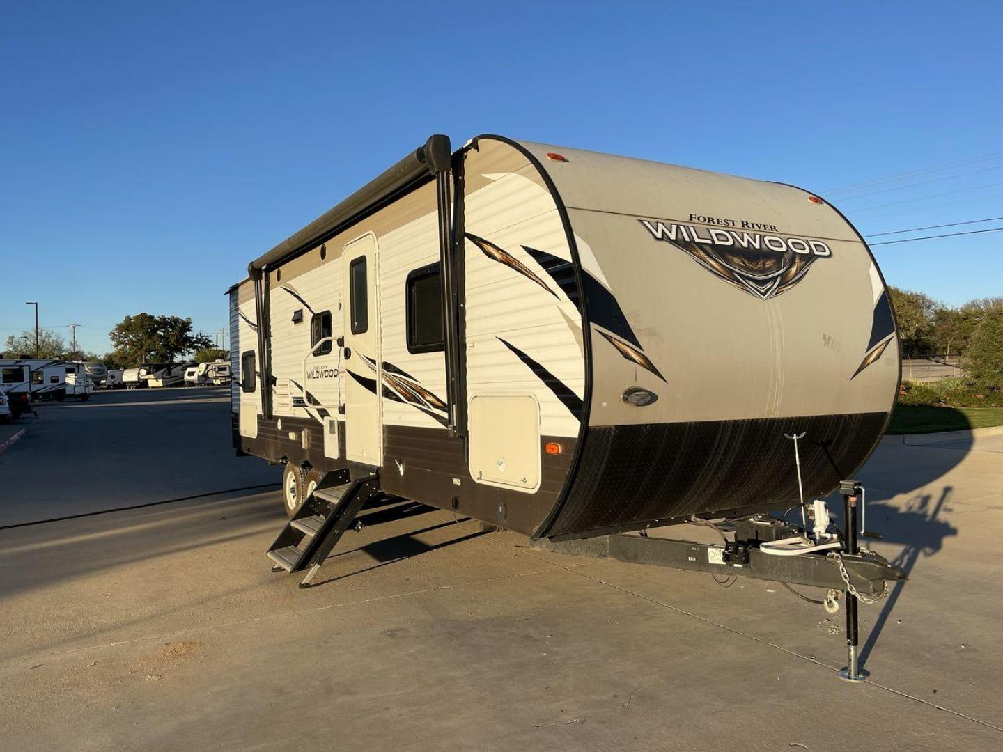 2018 TAN WILDWOOD 28DBUD (4X4TWDD29JA) , Length: 29.5 ft. | Dry Weight: 6,223 lbs. | Slides: 1 transmission, located at 4319 N Main St, Cleburne, TX, 76033, (817) 678-5133, 32.385960, -97.391212 - The 2018 Wildwood 28DBUD measures just a bit under 30 ft. in length. It has a dry weight of 6,223 lbs. and a payload capacity of 1,549 lbs. It is a dual-axle steel wheel with one power-retractable slide. Inside, you will find a spacious main area with linoleum flooring. Immediately to the left of t - Photo#22