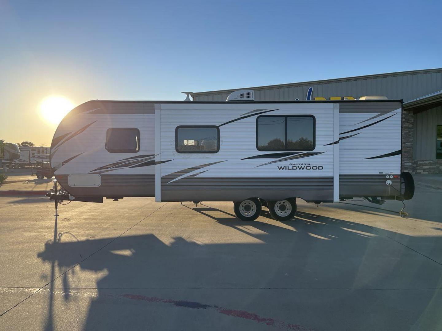 2018 TAN WILDWOOD 28DBUD (4X4TWDD29JA) , Length: 29.5 ft. | Dry Weight: 6,223 lbs. | Slides: 1 transmission, located at 4319 N Main St, Cleburne, TX, 76033, (817) 678-5133, 32.385960, -97.391212 - The 2018 Wildwood 28DBUD measures just a bit under 30 ft. in length. It has a dry weight of 6,223 lbs. and a payload capacity of 1,549 lbs. It is a dual-axle steel wheel with one power-retractable slide. Inside, you will find a spacious main area with linoleum flooring. Immediately to the left of t - Photo#23