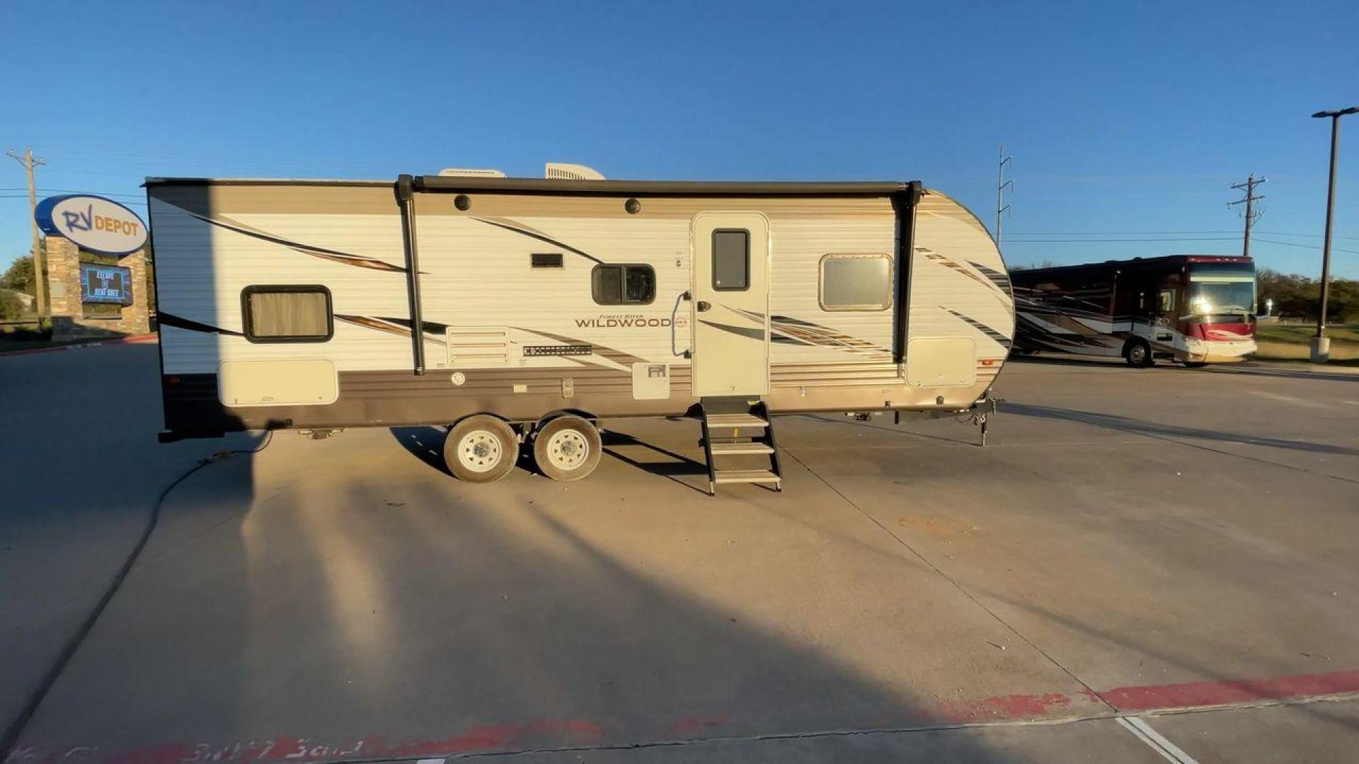 2018 TAN WILDWOOD 28DBUD (4X4TWDD29JA) , Length: 29.5 ft. | Dry Weight: 6,223 lbs. | Slides: 1 transmission, located at 4319 N Main St, Cleburne, TX, 76033, (817) 678-5133, 32.385960, -97.391212 - The 2018 Wildwood 28DBUD measures just a bit under 30 ft. in length. It has a dry weight of 6,223 lbs. and a payload capacity of 1,549 lbs. It is a dual-axle steel wheel with one power-retractable slide. Inside, you will find a spacious main area with linoleum flooring. Immediately to the left of t - Photo#2