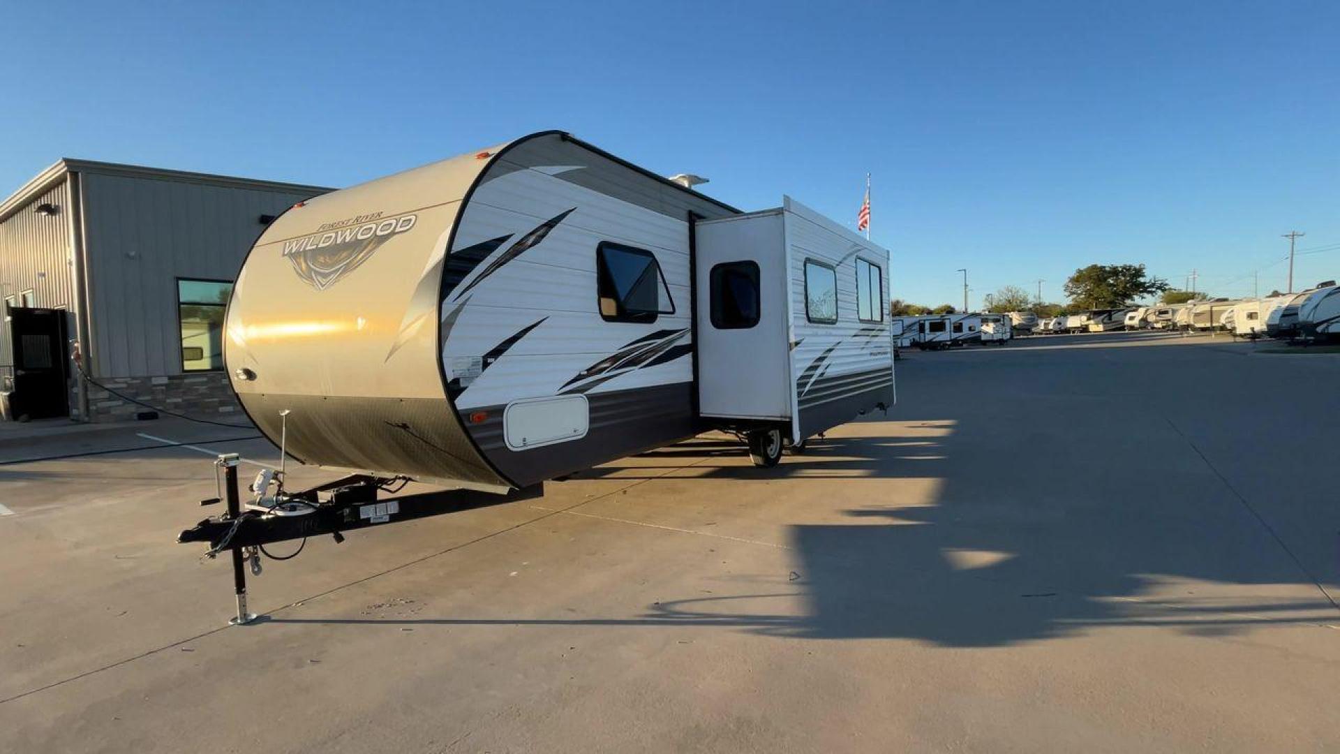 2018 TAN WILDWOOD 28DBUD (4X4TWDD29JA) , Length: 29.5 ft. | Dry Weight: 6,223 lbs. | Slides: 1 transmission, located at 4319 N Main St, Cleburne, TX, 76033, (817) 678-5133, 32.385960, -97.391212 - The 2018 Wildwood 28DBUD measures just a bit under 30 ft. in length. It has a dry weight of 6,223 lbs. and a payload capacity of 1,549 lbs. It is a dual-axle steel wheel with one power-retractable slide. Inside, you will find a spacious main area with linoleum flooring. Immediately to the left of t - Photo#5