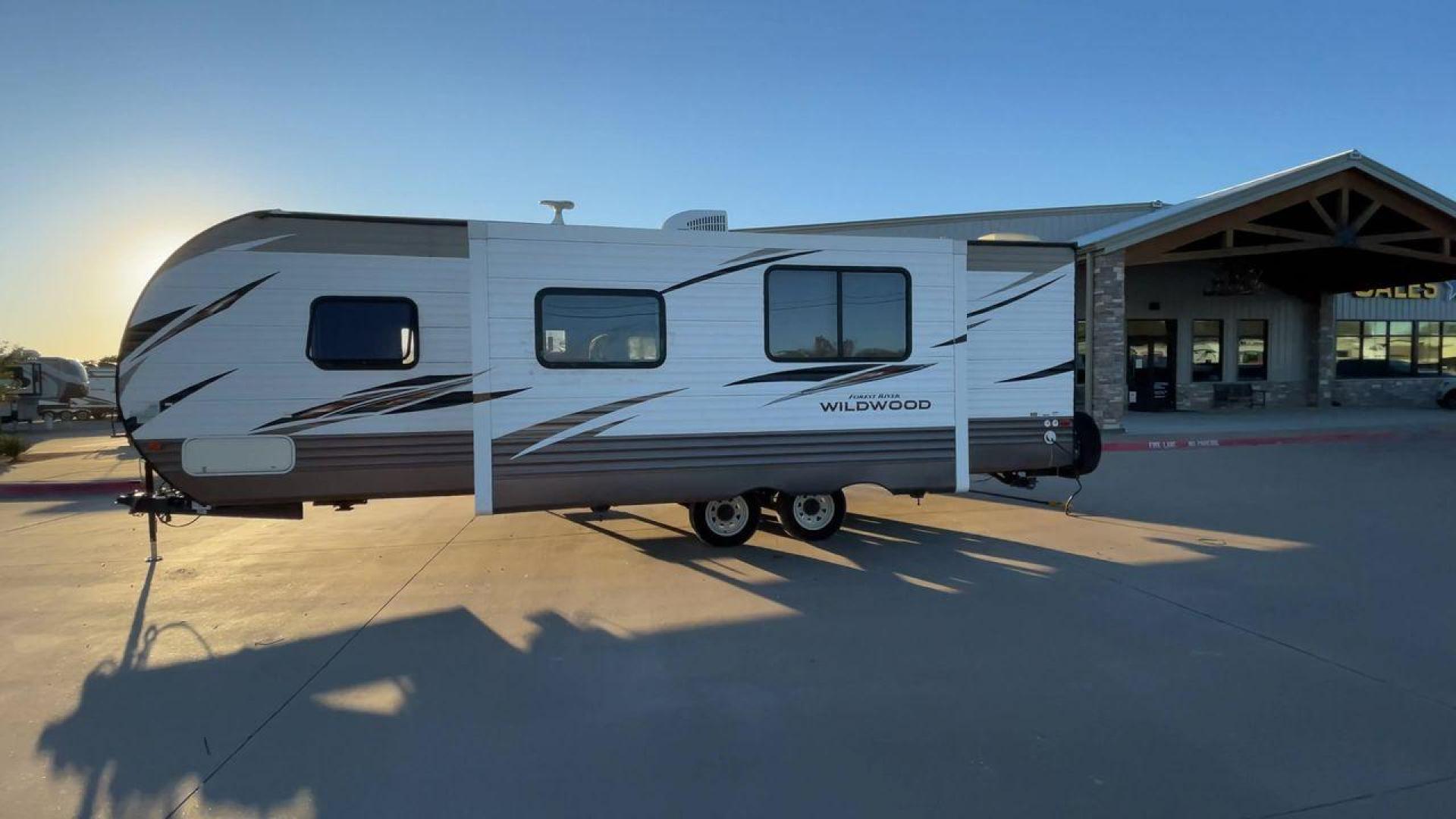 2018 TAN WILDWOOD 28DBUD (4X4TWDD29JA) , Length: 29.5 ft. | Dry Weight: 6,223 lbs. | Slides: 1 transmission, located at 4319 N Main St, Cleburne, TX, 76033, (817) 678-5133, 32.385960, -97.391212 - The 2018 Wildwood 28DBUD measures just a bit under 30 ft. in length. It has a dry weight of 6,223 lbs. and a payload capacity of 1,549 lbs. It is a dual-axle steel wheel with one power-retractable slide. Inside, you will find a spacious main area with linoleum flooring. Immediately to the left of t - Photo#6