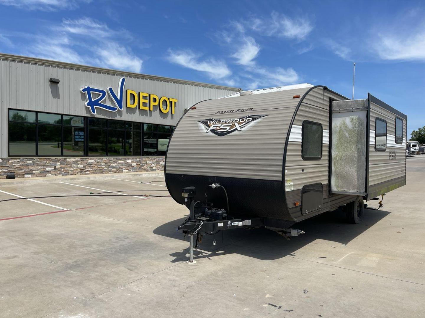 2018 WILDWOOD FSX 190SS (4X4TWDU1XJY) , Length: 22.58 ft. | Dry Weight: 3,474 lbs. | Slides: 1 transmission, located at 4319 N Main St, Cleburne, TX, 76033, (817) 678-5133, 32.385960, -97.391212 - With the 2018 Wildwood FSX 190SS Travel Trailer, a model that flawlessly strikes the right mix between utility and convenience, set out on a small yet cozy journey. With a length of 22.58 feet, this travel trailer is crafted to offer a comfortable and pleasant journey on the road. With a robust wood - Photo#0