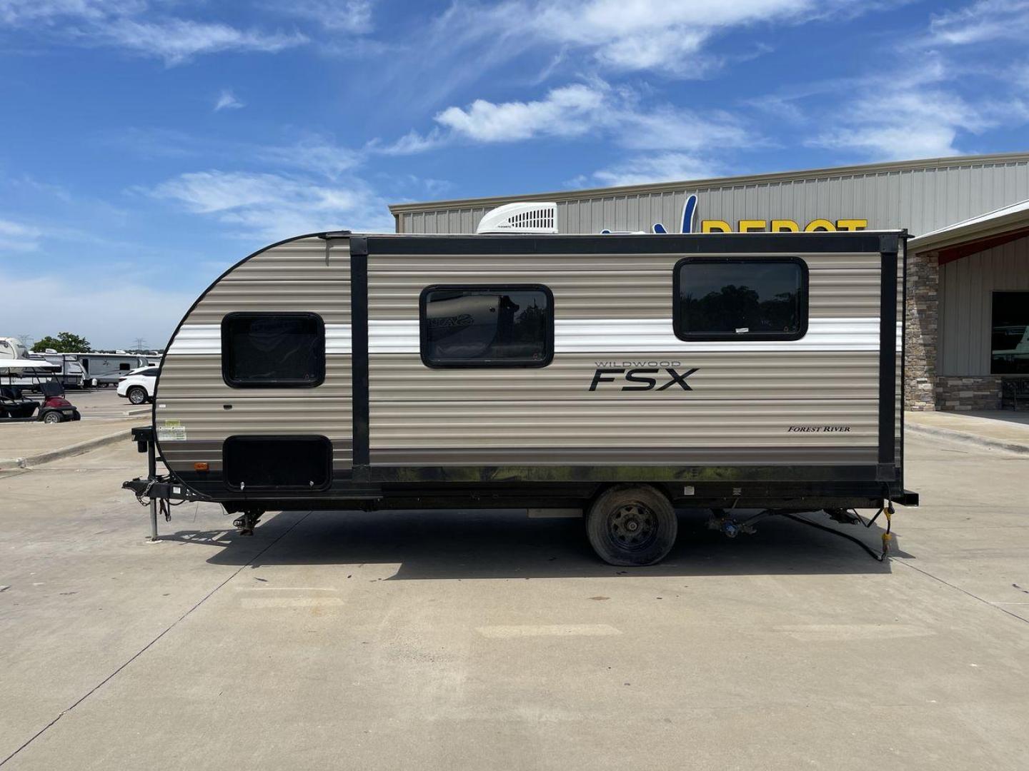 2018 WILDWOOD FSX 190SS (4X4TWDU1XJY) , Length: 22.58 ft. | Dry Weight: 3,474 lbs. | Slides: 1 transmission, located at 4319 N Main St, Cleburne, TX, 76033, (817) 678-5133, 32.385960, -97.391212 - With the 2018 Wildwood FSX 190SS Travel Trailer, a model that flawlessly strikes the right mix between utility and convenience, set out on a small yet cozy journey. With a length of 22.58 feet, this travel trailer is crafted to offer a comfortable and pleasant journey on the road. With a robust wood - Photo#22