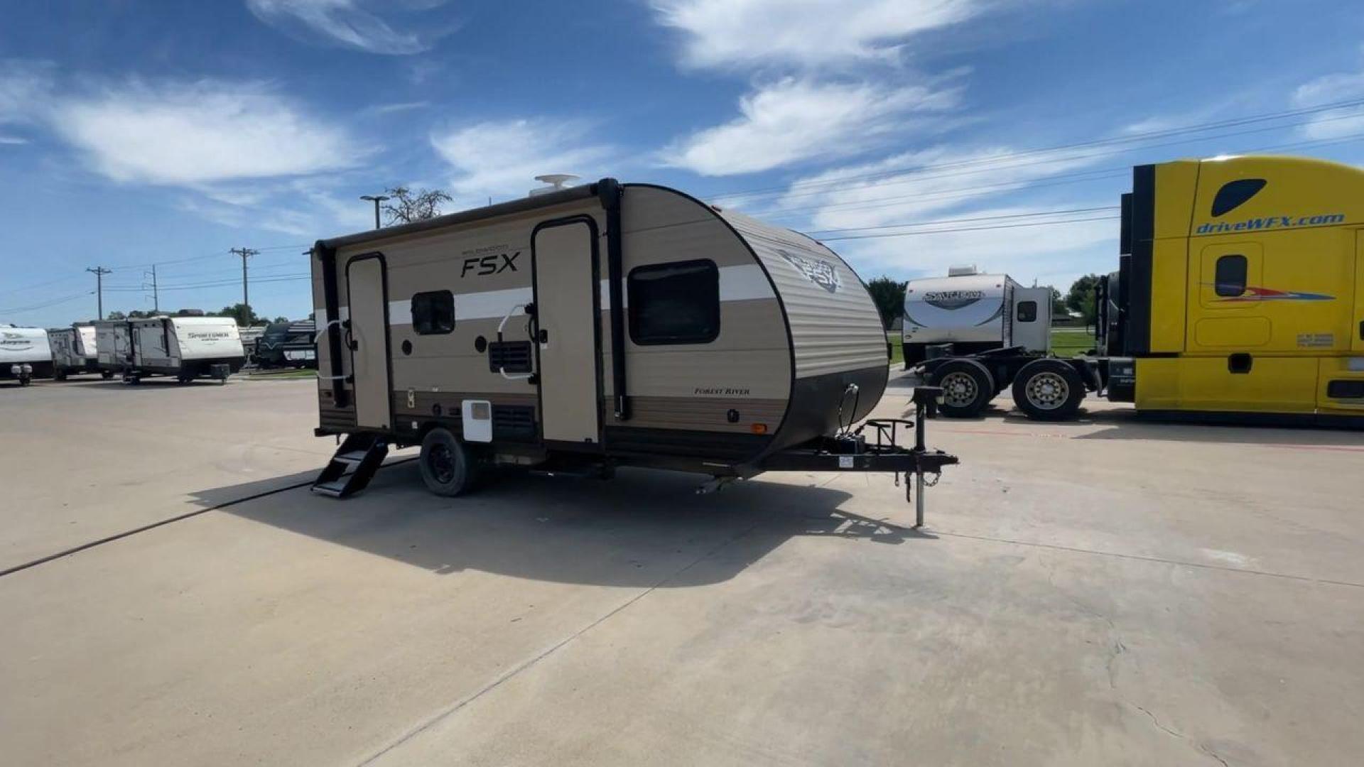 2018 WILDWOOD FSX 190SS (4X4TWDU1XJY) , Length: 22.58 ft. | Dry Weight: 3,474 lbs. | Slides: 1 transmission, located at 4319 N Main St, Cleburne, TX, 76033, (817) 678-5133, 32.385960, -97.391212 - With the 2018 Wildwood FSX 190SS Travel Trailer, a model that flawlessly strikes the right mix between utility and convenience, set out on a small yet cozy journey. With a length of 22.58 feet, this travel trailer is crafted to offer a comfortable and pleasant journey on the road. With a robust wood - Photo#3