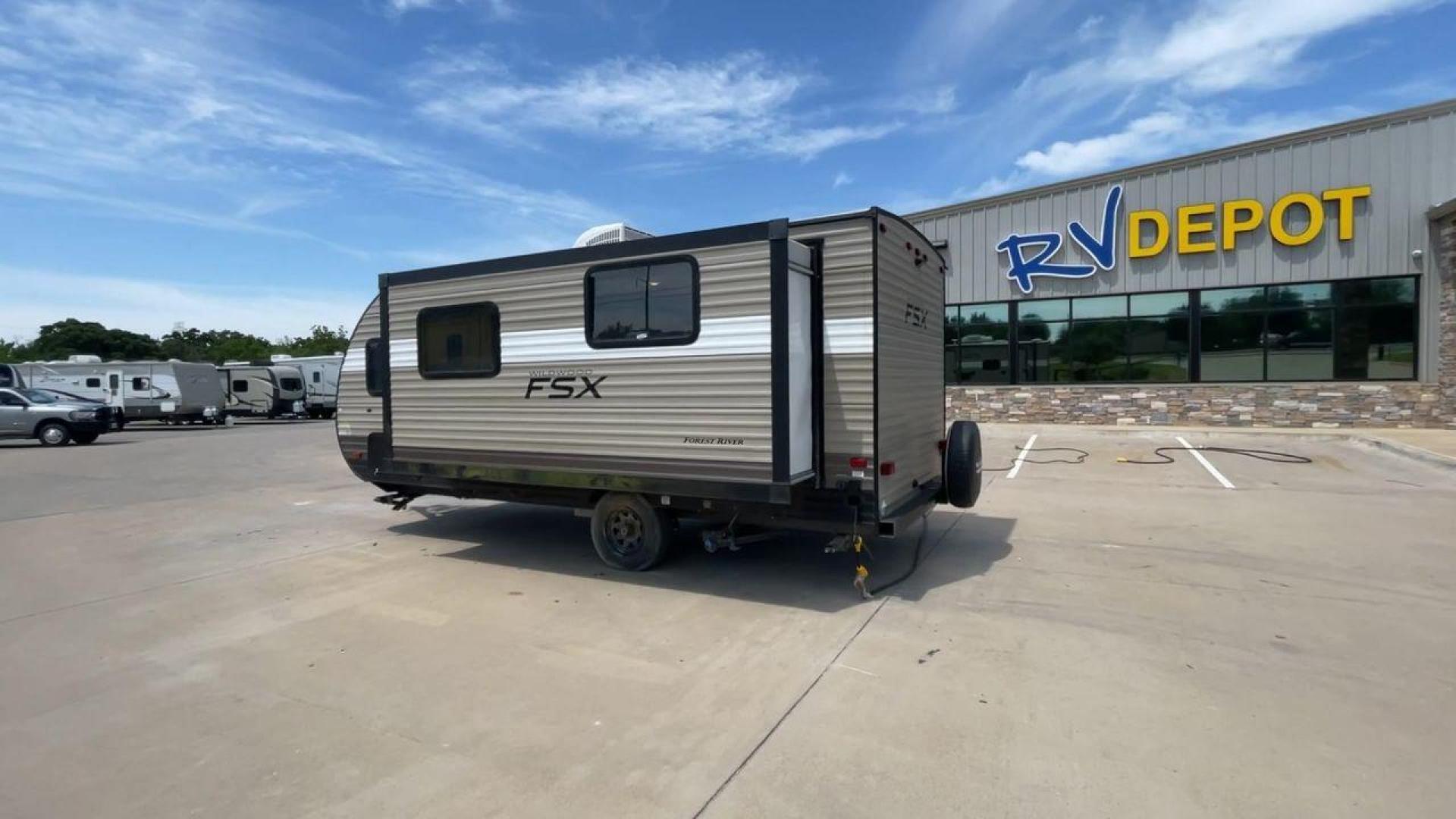 2018 WILDWOOD FSX 190SS (4X4TWDU1XJY) , Length: 22.58 ft. | Dry Weight: 3,474 lbs. | Slides: 1 transmission, located at 4319 N Main St, Cleburne, TX, 76033, (817) 678-5133, 32.385960, -97.391212 - With the 2018 Wildwood FSX 190SS Travel Trailer, a model that flawlessly strikes the right mix between utility and convenience, set out on a small yet cozy journey. With a length of 22.58 feet, this travel trailer is crafted to offer a comfortable and pleasant journey on the road. With a robust wood - Photo#7