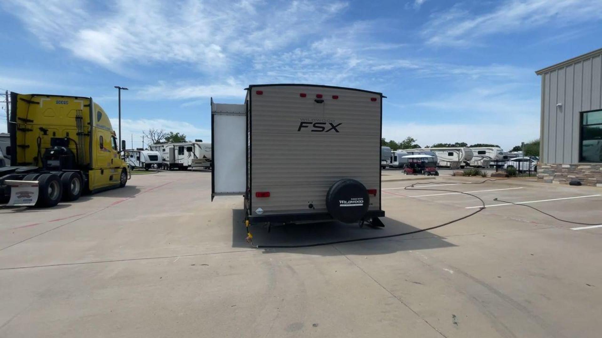 2018 WILDWOOD FSX 190SS (4X4TWDU1XJY) , Length: 22.58 ft. | Dry Weight: 3,474 lbs. | Slides: 1 transmission, located at 4319 N Main St, Cleburne, TX, 76033, (817) 678-5133, 32.385960, -97.391212 - With the 2018 Wildwood FSX 190SS Travel Trailer, a model that flawlessly strikes the right mix between utility and convenience, set out on a small yet cozy journey. With a length of 22.58 feet, this travel trailer is crafted to offer a comfortable and pleasant journey on the road. With a robust wood - Photo#8