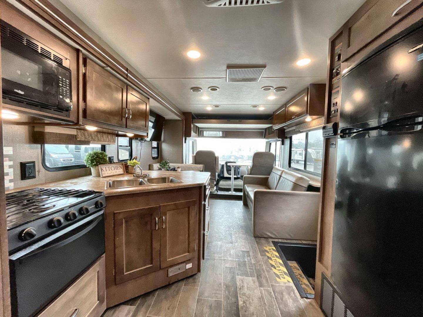 2018 WINNEBAGO INTENT 31P (1F65F5DYXJ0) , located at 4319 N Main St, Cleburne, TX, 76033, (817) 678-5133, 32.385960, -97.391212 - Photo#10