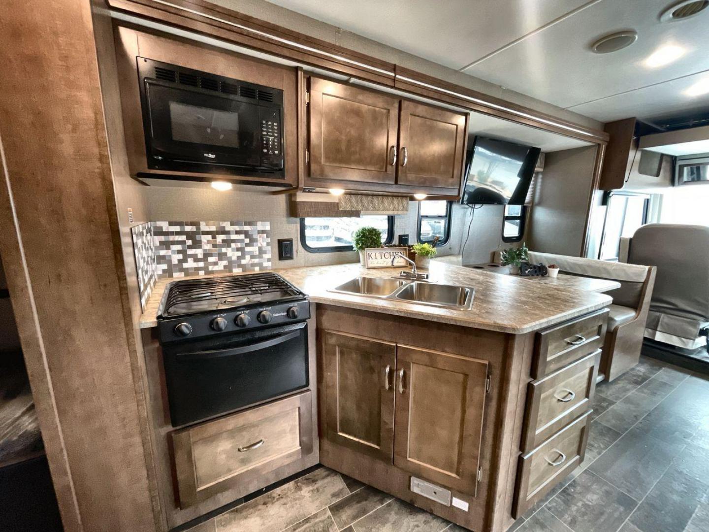 2018 WINNEBAGO INTENT 31P (1F65F5DYXJ0) , located at 4319 N Main St, Cleburne, TX, 76033, (817) 678-5133, 32.385960, -97.391212 - Photo#13