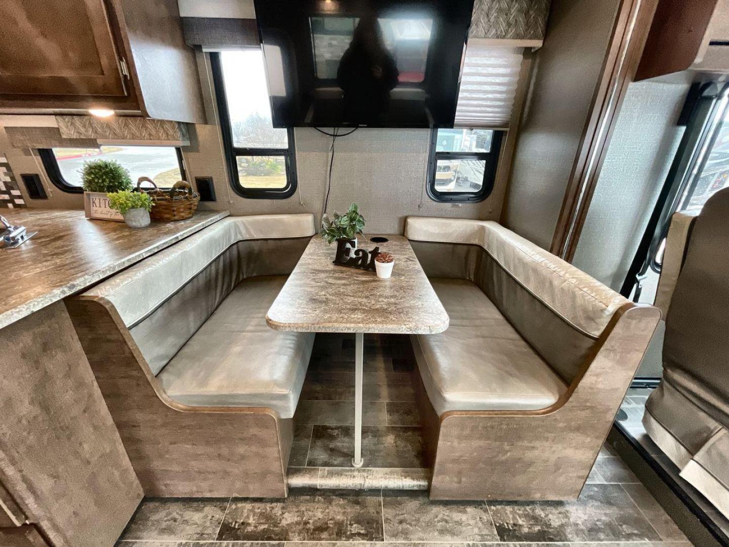 2018 WINNEBAGO INTENT 31P (1F65F5DYXJ0) , located at 4319 N Main St, Cleburne, TX, 76033, (817) 678-5133, 32.385960, -97.391212 - Photo#14