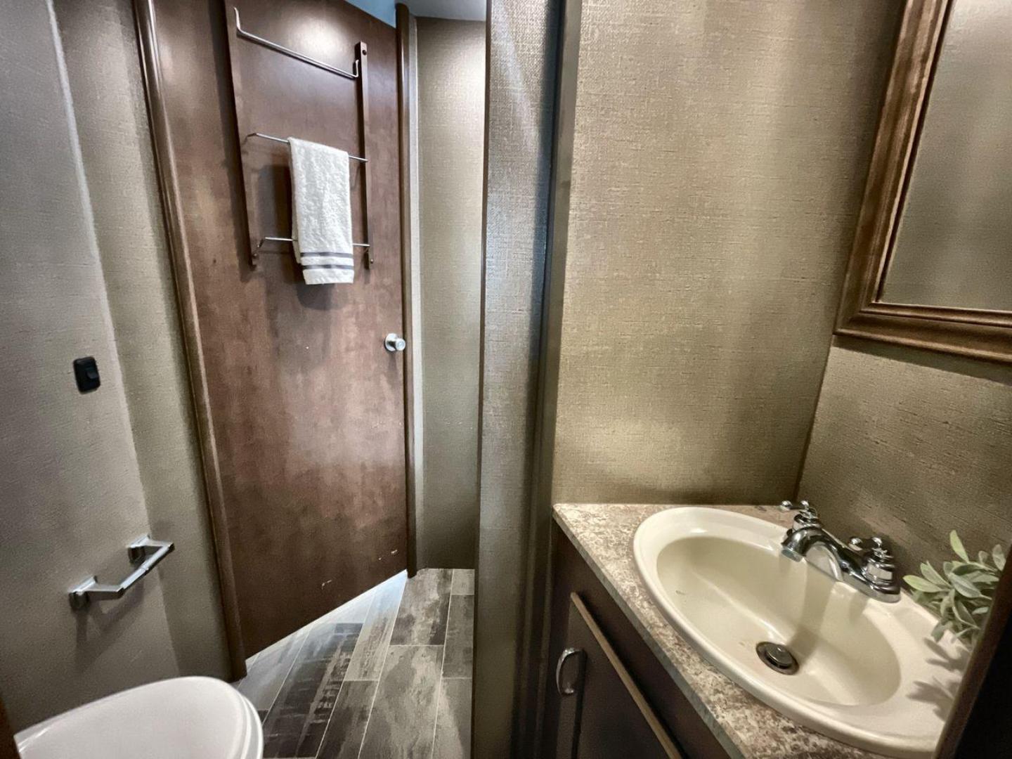 2018 WINNEBAGO INTENT 31P (1F65F5DYXJ0) , located at 4319 N Main St, Cleburne, TX, 76033, (817) 678-5133, 32.385960, -97.391212 - Photo#16