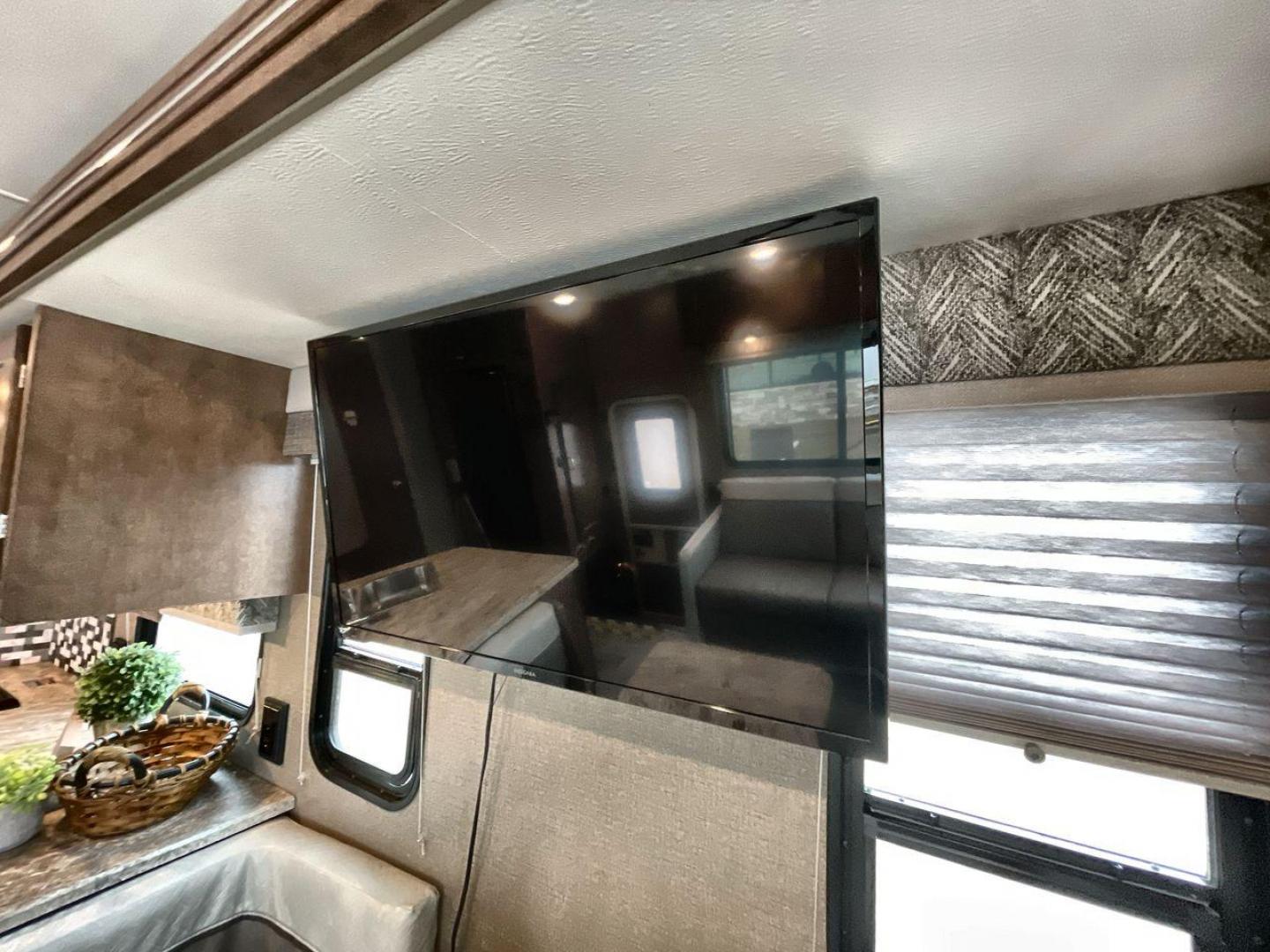 2018 WINNEBAGO INTENT 31P (1F65F5DYXJ0) , located at 4319 N Main St, Cleburne, TX, 76033, (817) 678-5133, 32.385960, -97.391212 - Photo#20