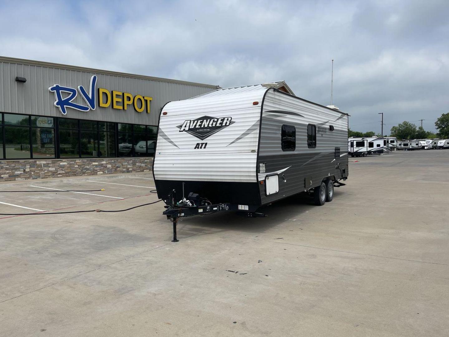 2019 WHITE AVENGER 21RB (5ZT2AVKB3KB) , Length: 26.75 ft | Dry Weight: 4,537 lbs. | Slides: 0 transmission, located at 4319 N Main St, Cleburne, TX, 76033, (817) 678-5133, 32.385960, -97.391212 - A small yet adaptable travel companion for your upcoming journey, meet the 2019 Avenger 21RB Travel Trailer. This travel trailer, measuring 26.75 feet in length, offers a great balance of convenience and spaciousness, making it a top pick for couples and small families. With a dry weight of 4,537 lb - Photo#0