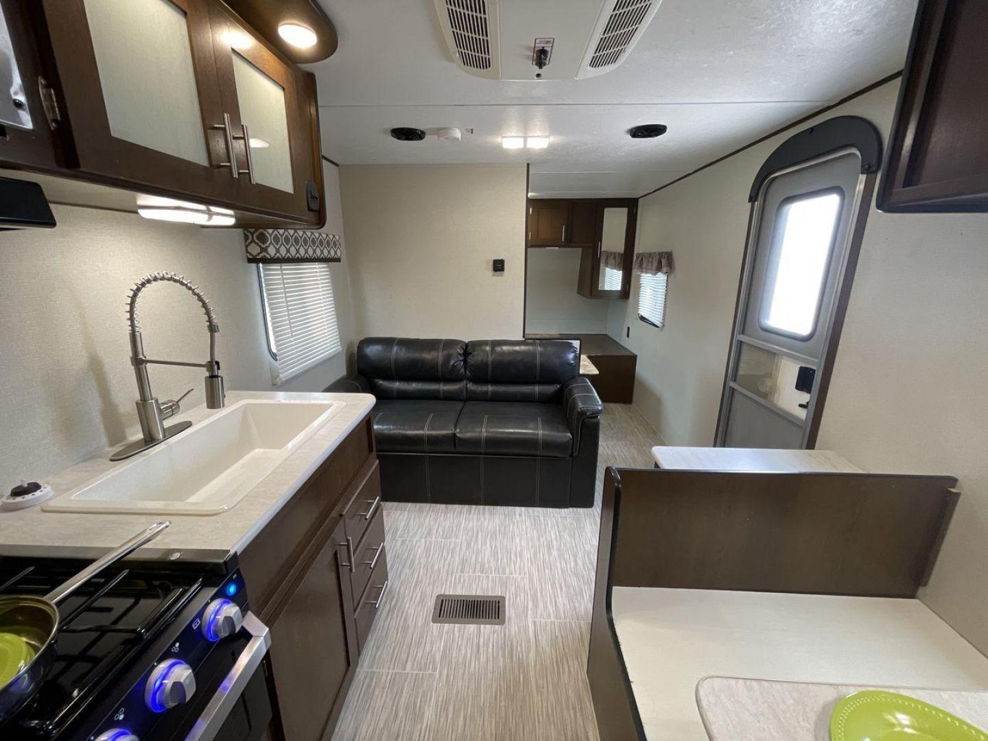 2019 WHITE AVENGER 21RB (5ZT2AVKB3KB) , Length: 26.75 ft | Dry Weight: 4,537 lbs. | Slides: 0 transmission, located at 4319 N Main St, Cleburne, TX, 76033, (817) 678-5133, 32.385960, -97.391212 - A small yet adaptable travel companion for your upcoming journey, meet the 2019 Avenger 21RB Travel Trailer. This travel trailer, measuring 26.75 feet in length, offers a great balance of convenience and spaciousness, making it a top pick for couples and small families. With a dry weight of 4,537 lb - Photo#10