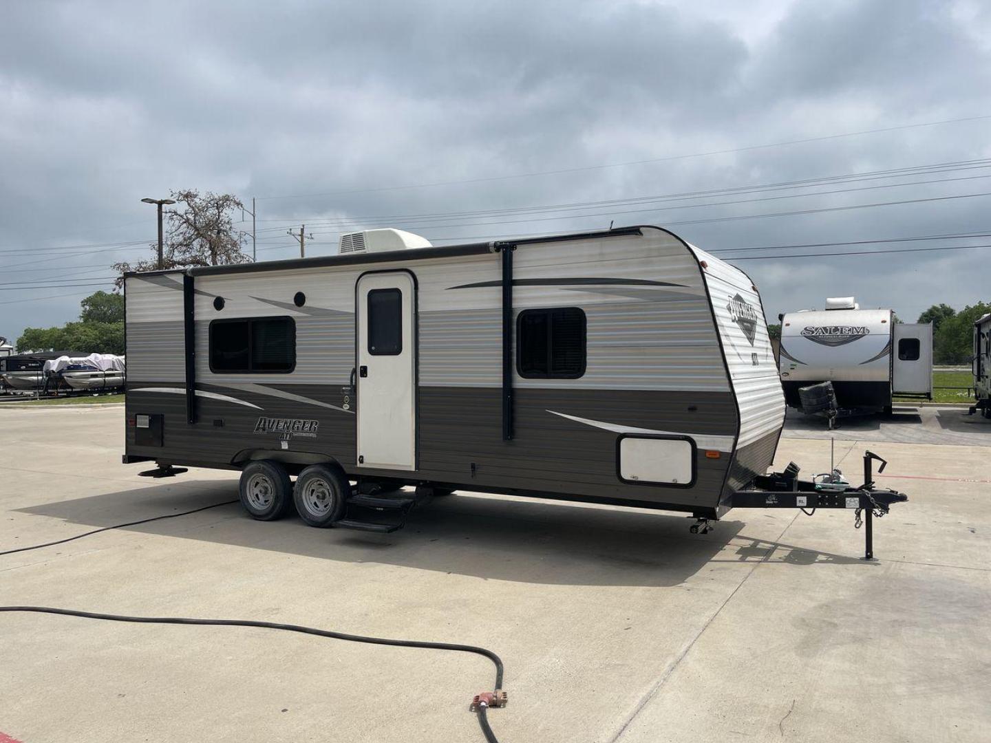 2019 WHITE AVENGER 21RB (5ZT2AVKB3KB) , Length: 26.75 ft | Dry Weight: 4,537 lbs. | Slides: 0 transmission, located at 4319 N Main St, Cleburne, TX, 76033, (817) 678-5133, 32.385960, -97.391212 - A small yet adaptable travel companion for your upcoming journey, meet the 2019 Avenger 21RB Travel Trailer. This travel trailer, measuring 26.75 feet in length, offers a great balance of convenience and spaciousness, making it a top pick for couples and small families. With a dry weight of 4,537 lb - Photo#21