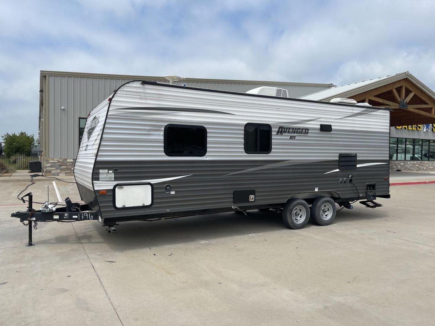 2019 WHITE AVENGER 21RB (5ZT2AVKB3KB) , Length: 26.75 ft | Dry Weight: 4,537 lbs. | Slides: 0 transmission, located at 4319 N Main St, Cleburne, TX, 76033, (817) 678-5133, 32.385960, -97.391212 - A small yet adaptable travel companion for your upcoming journey, meet the 2019 Avenger 21RB Travel Trailer. This travel trailer, measuring 26.75 feet in length, offers a great balance of convenience and spaciousness, making it a top pick for couples and small families. With a dry weight of 4,537 lb - Photo#22