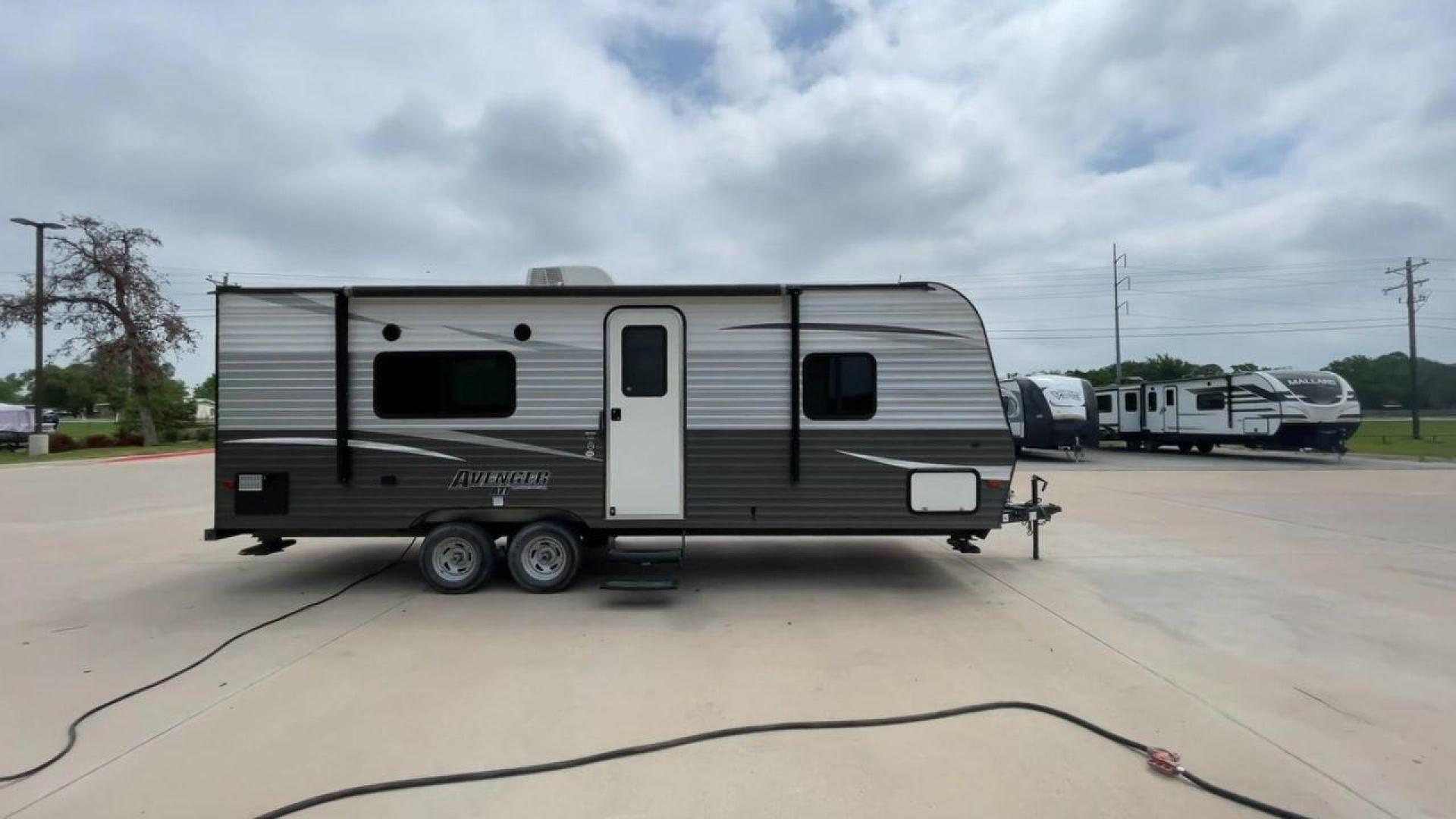 2019 WHITE AVENGER 21RB (5ZT2AVKB3KB) , Length: 26.75 ft | Dry Weight: 4,537 lbs. | Slides: 0 transmission, located at 4319 N Main St, Cleburne, TX, 76033, (817) 678-5133, 32.385960, -97.391212 - A small yet adaptable travel companion for your upcoming journey, meet the 2019 Avenger 21RB Travel Trailer. This travel trailer, measuring 26.75 feet in length, offers a great balance of convenience and spaciousness, making it a top pick for couples and small families. With a dry weight of 4,537 lb - Photo#2