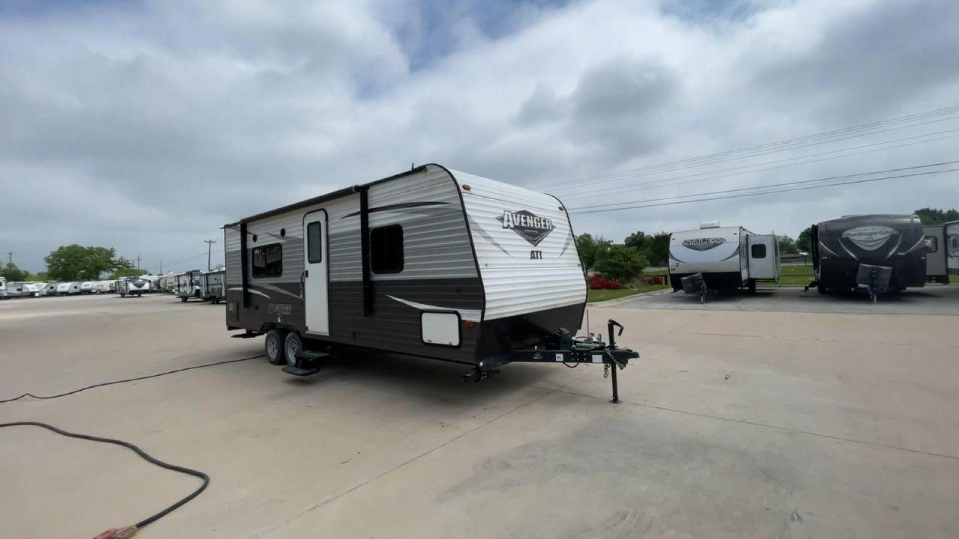 2019 WHITE AVENGER 21RB (5ZT2AVKB3KB) , Length: 26.75 ft | Dry Weight: 4,537 lbs. | Slides: 0 transmission, located at 4319 N Main St, Cleburne, TX, 76033, (817) 678-5133, 32.385960, -97.391212 - A small yet adaptable travel companion for your upcoming journey, meet the 2019 Avenger 21RB Travel Trailer. This travel trailer, measuring 26.75 feet in length, offers a great balance of convenience and spaciousness, making it a top pick for couples and small families. With a dry weight of 4,537 lb - Photo#3