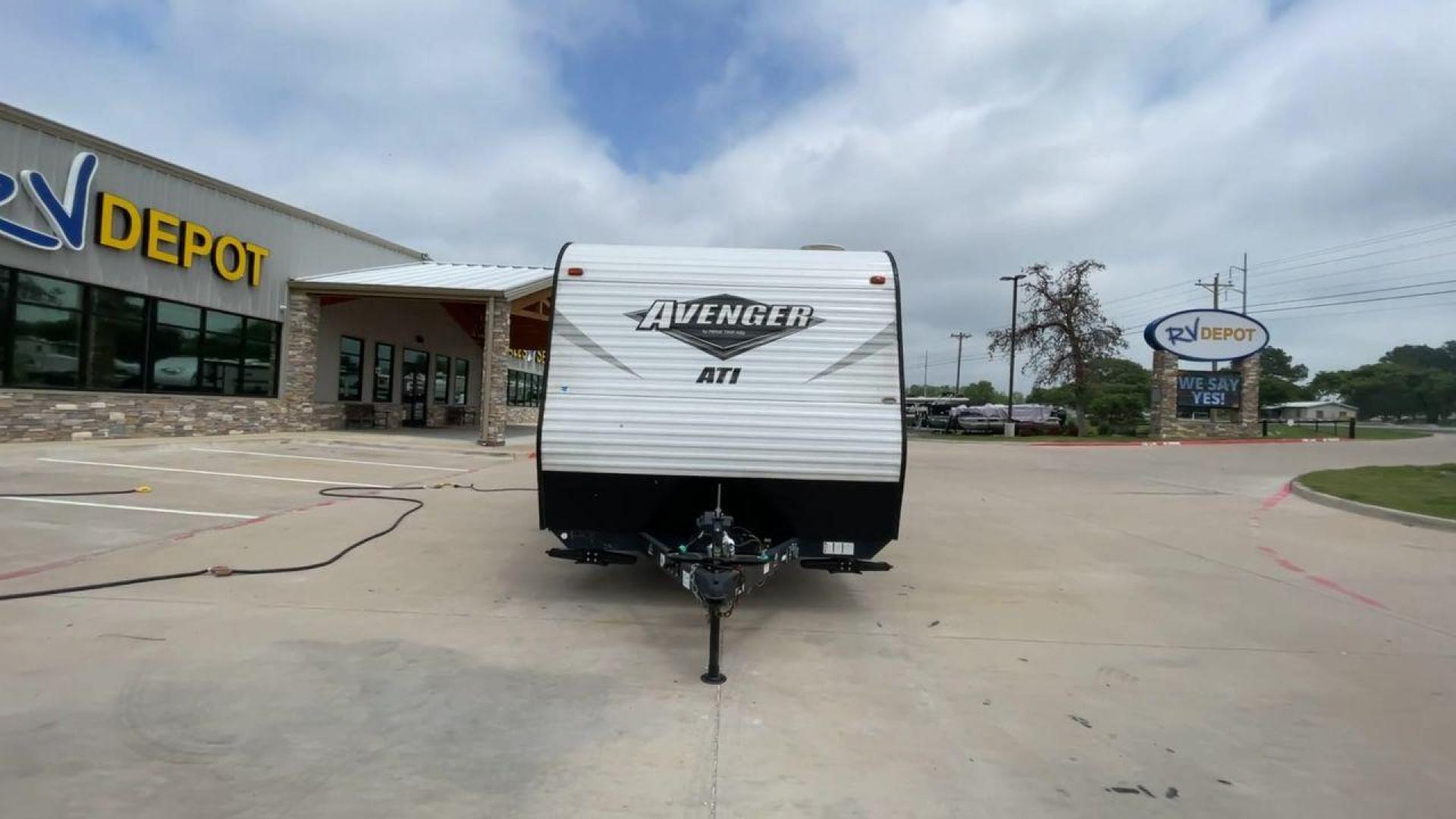 2019 WHITE AVENGER 21RB (5ZT2AVKB3KB) , Length: 26.75 ft | Dry Weight: 4,537 lbs. | Slides: 0 transmission, located at 4319 N Main St, Cleburne, TX, 76033, (817) 678-5133, 32.385960, -97.391212 - A small yet adaptable travel companion for your upcoming journey, meet the 2019 Avenger 21RB Travel Trailer. This travel trailer, measuring 26.75 feet in length, offers a great balance of convenience and spaciousness, making it a top pick for couples and small families. With a dry weight of 4,537 lb - Photo#4