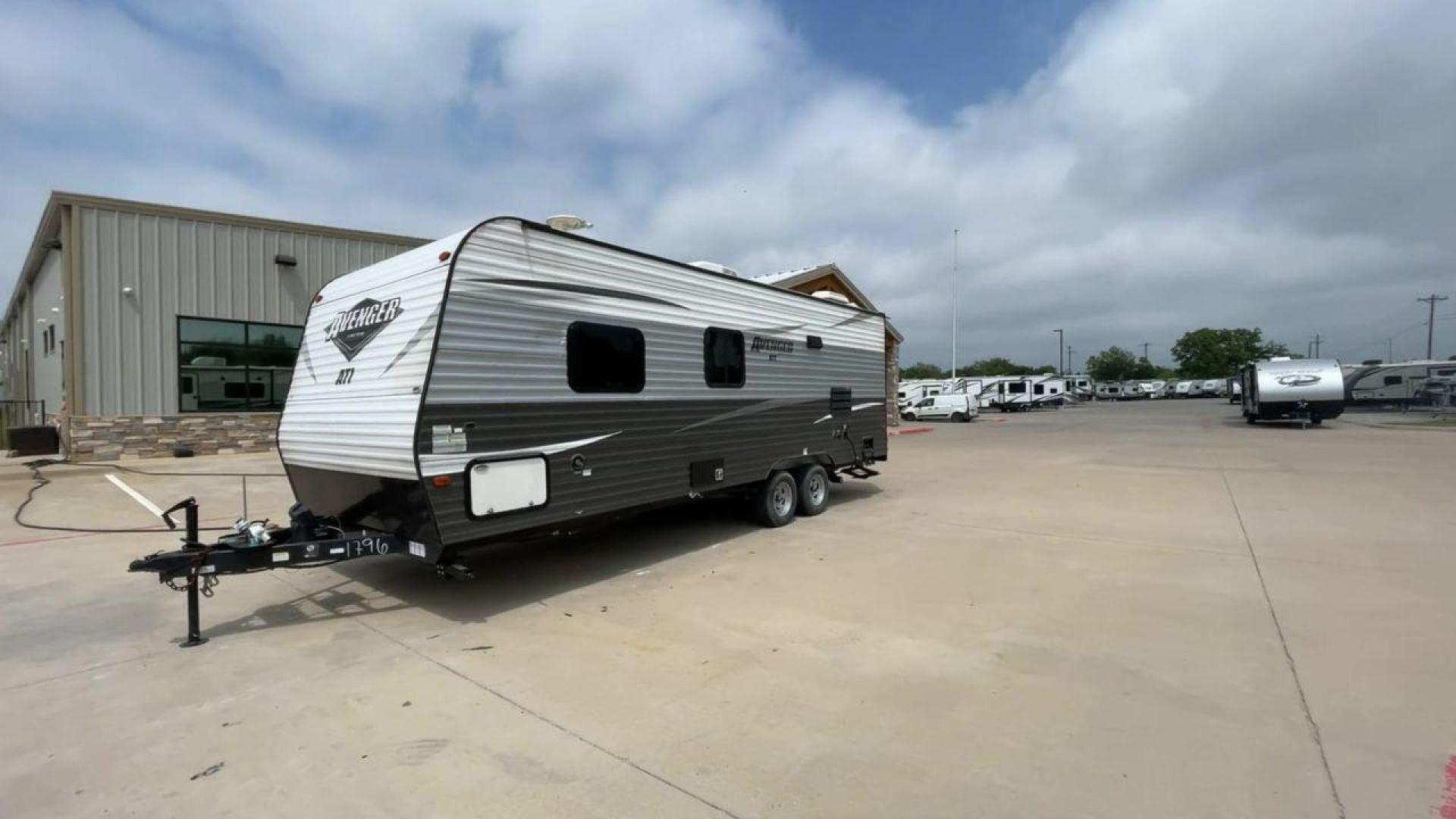 2019 WHITE AVENGER 21RB (5ZT2AVKB3KB) , Length: 26.75 ft | Dry Weight: 4,537 lbs. | Slides: 0 transmission, located at 4319 N Main St, Cleburne, TX, 76033, (817) 678-5133, 32.385960, -97.391212 - A small yet adaptable travel companion for your upcoming journey, meet the 2019 Avenger 21RB Travel Trailer. This travel trailer, measuring 26.75 feet in length, offers a great balance of convenience and spaciousness, making it a top pick for couples and small families. With a dry weight of 4,537 lb - Photo#5