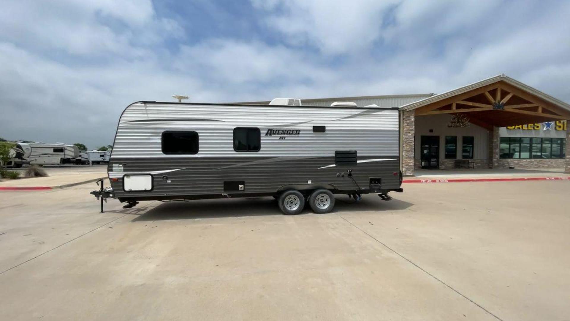 2019 WHITE AVENGER 21RB (5ZT2AVKB3KB) , Length: 26.75 ft | Dry Weight: 4,537 lbs. | Slides: 0 transmission, located at 4319 N Main St, Cleburne, TX, 76033, (817) 678-5133, 32.385960, -97.391212 - A small yet adaptable travel companion for your upcoming journey, meet the 2019 Avenger 21RB Travel Trailer. This travel trailer, measuring 26.75 feet in length, offers a great balance of convenience and spaciousness, making it a top pick for couples and small families. With a dry weight of 4,537 lb - Photo#6