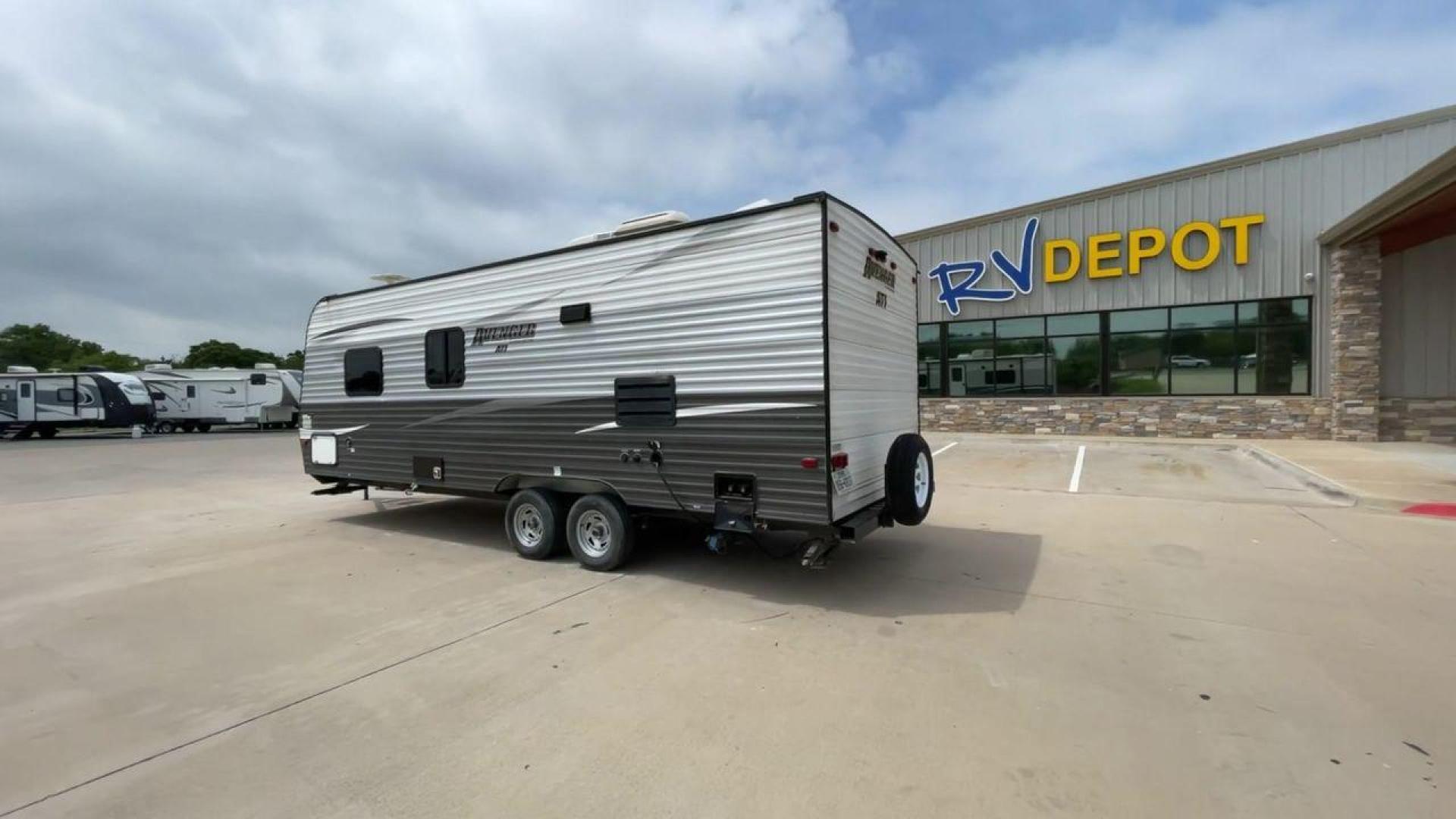 2019 WHITE AVENGER 21RB (5ZT2AVKB3KB) , Length: 26.75 ft | Dry Weight: 4,537 lbs. | Slides: 0 transmission, located at 4319 N Main St, Cleburne, TX, 76033, (817) 678-5133, 32.385960, -97.391212 - A small yet adaptable travel companion for your upcoming journey, meet the 2019 Avenger 21RB Travel Trailer. This travel trailer, measuring 26.75 feet in length, offers a great balance of convenience and spaciousness, making it a top pick for couples and small families. With a dry weight of 4,537 lb - Photo#7